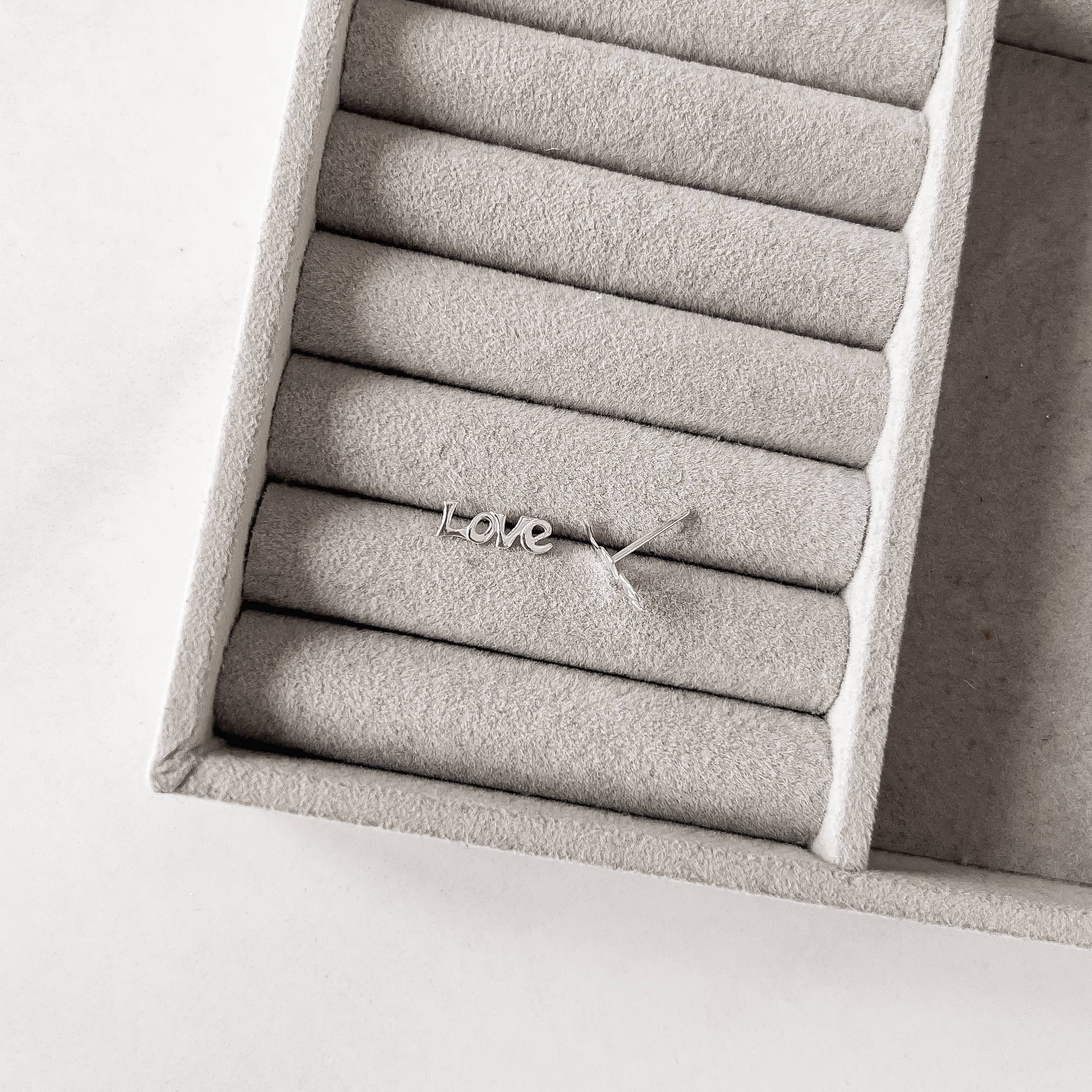 Imagem Secundária Brinco love 14mm