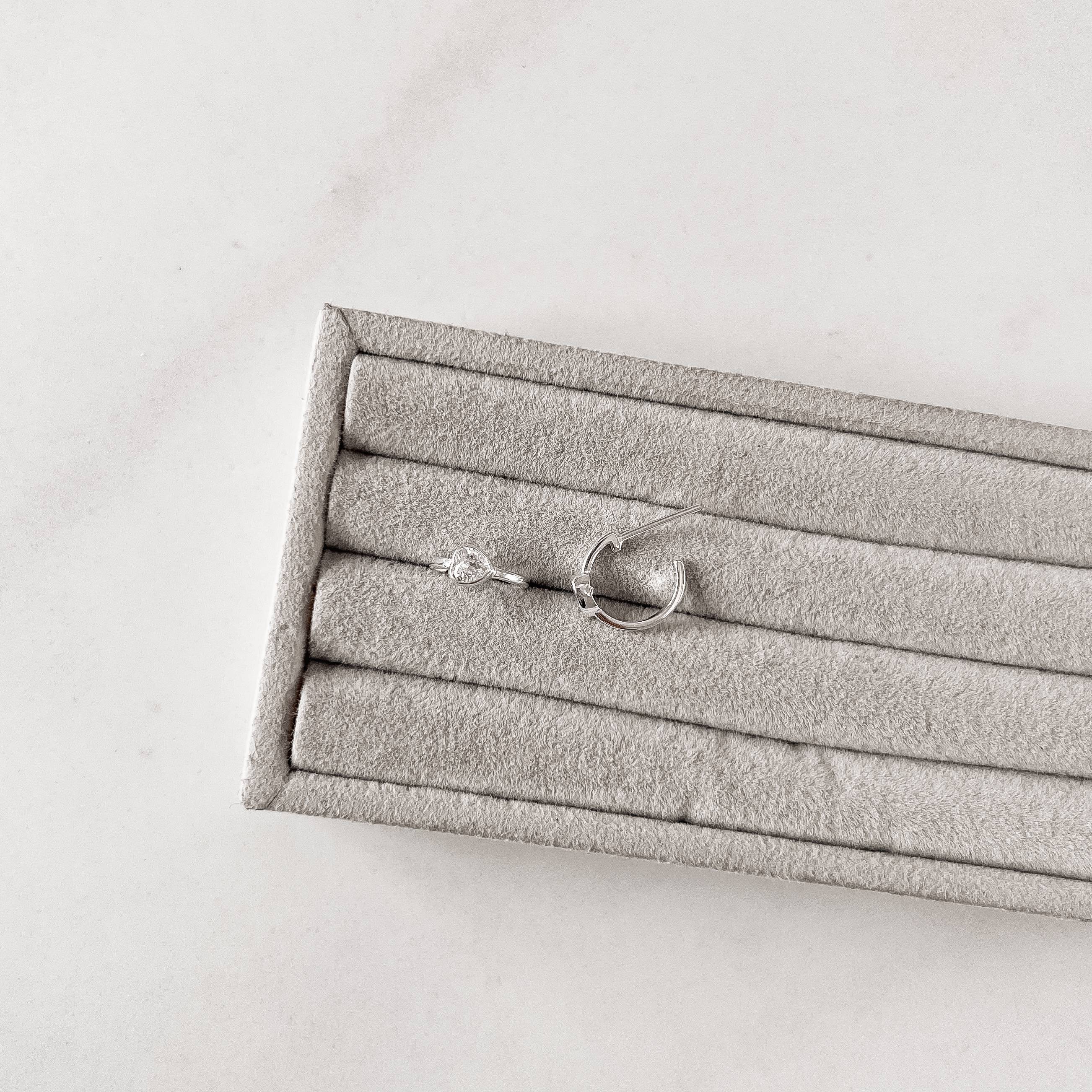 Imagem Secundária Argola 12mm detalhe zircônia coração tarraxa