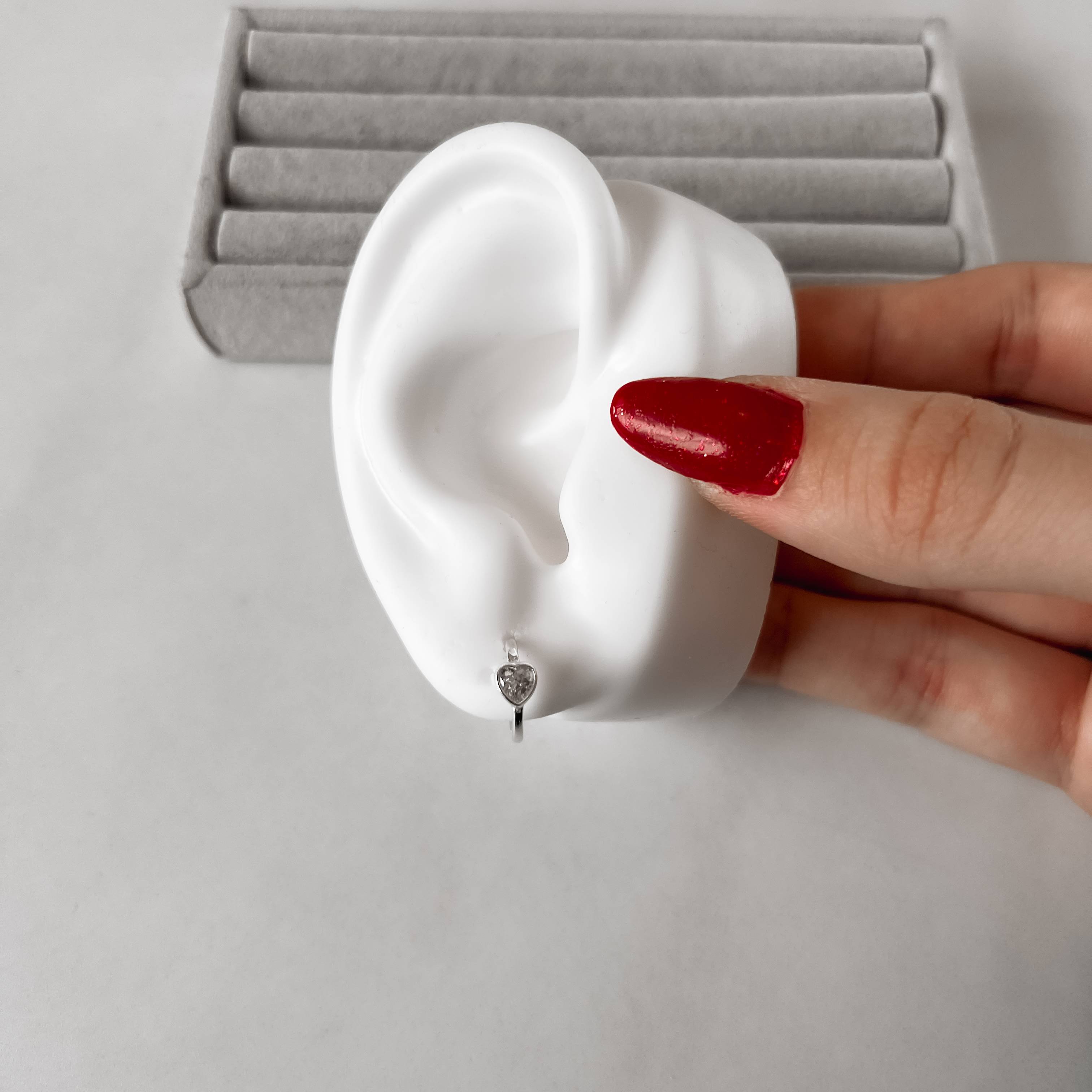 Argola 12mm detalhe zircônia coração tarraxa