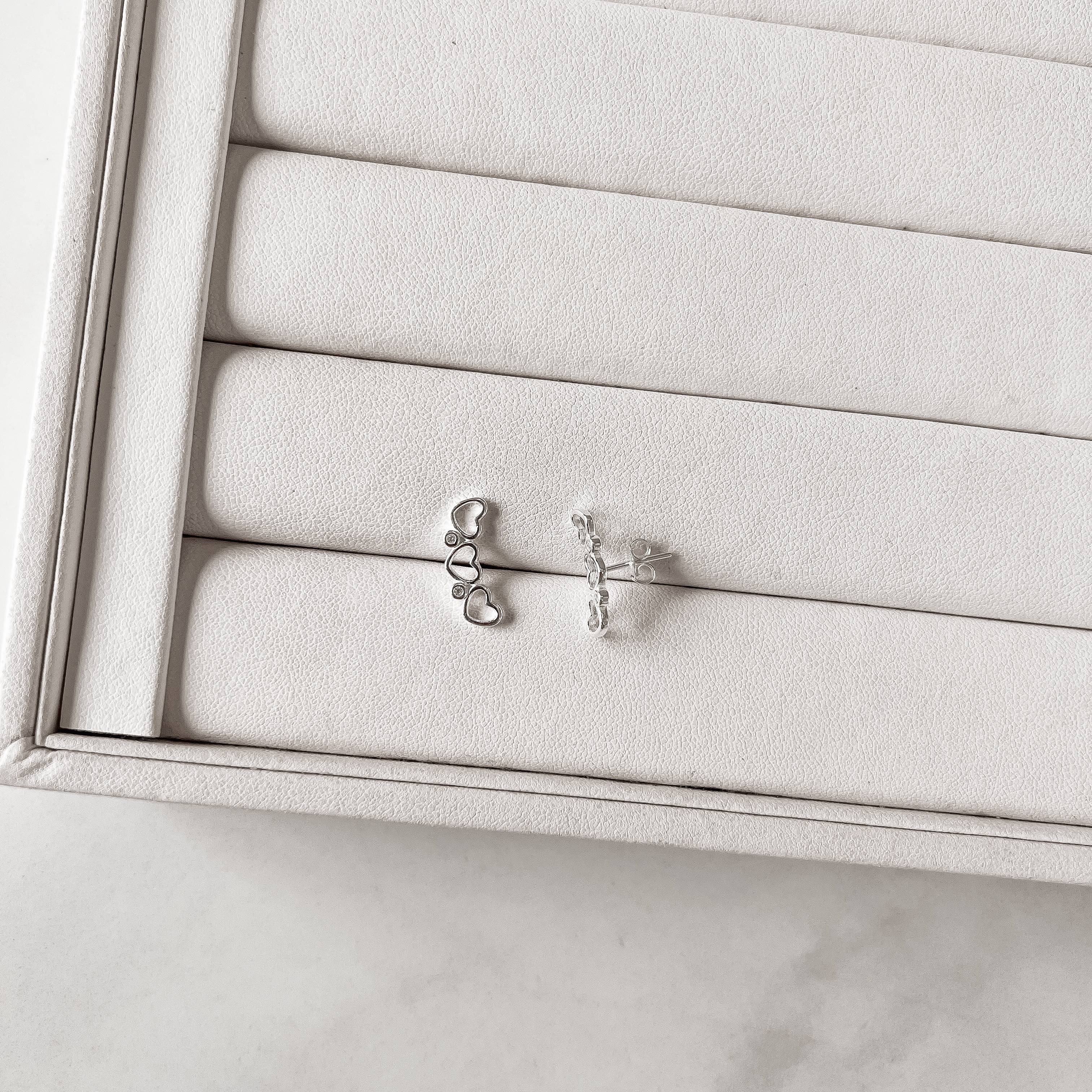 Brinco ear cuff 3 corações vazados detalhe zircônias tarraxa