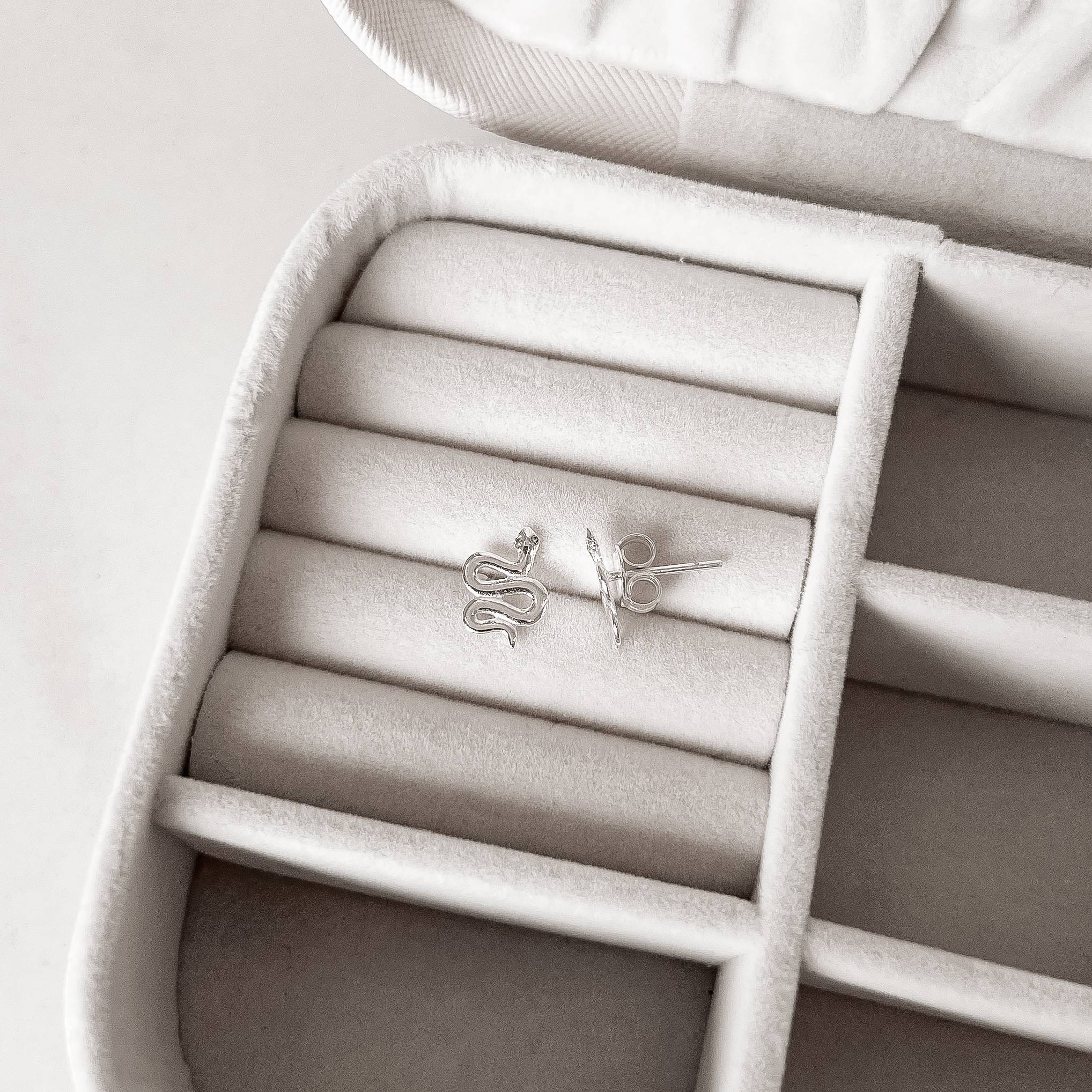 Brinco cobra detalhe zircônia 12mm