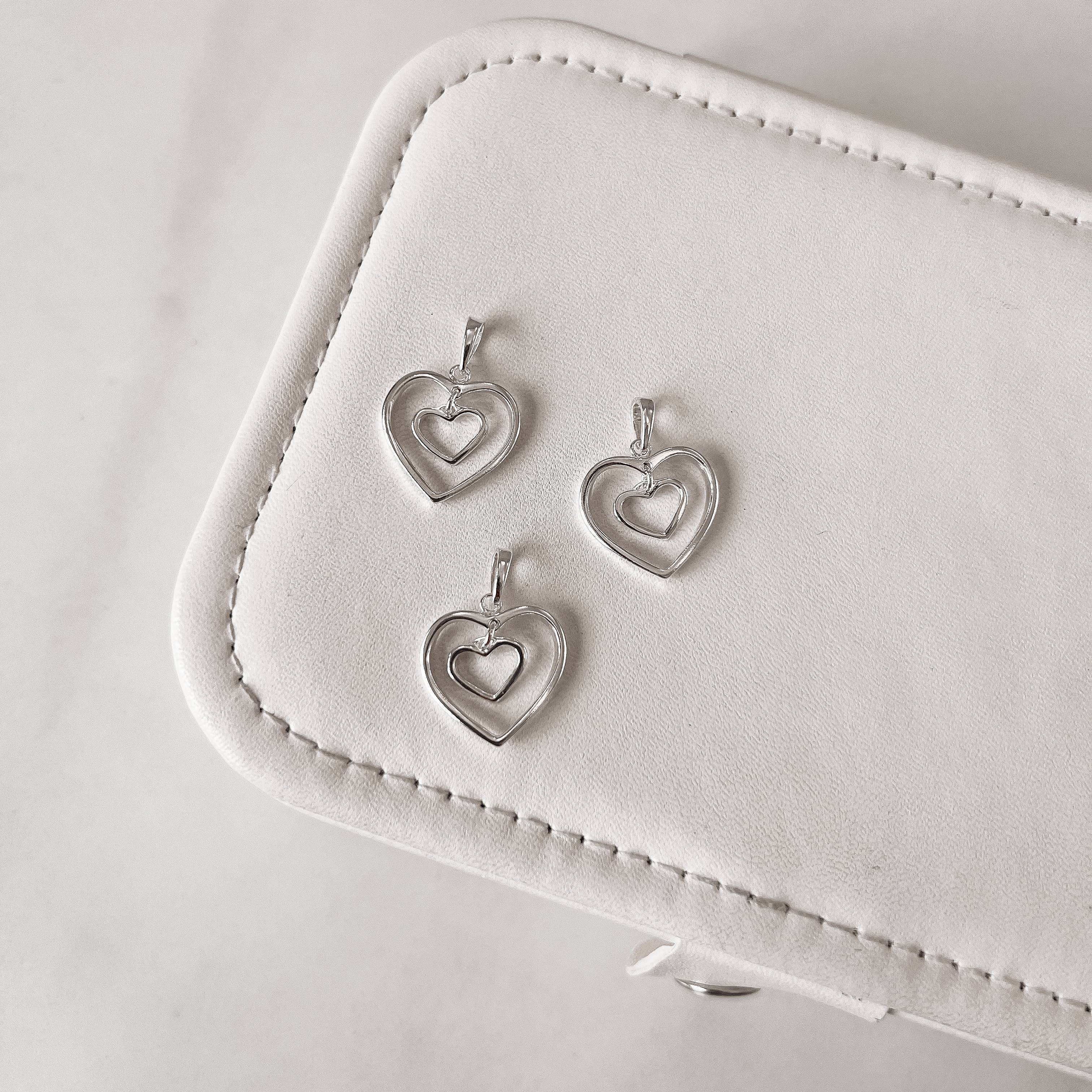 Pingente coração com coração vazado 16mm