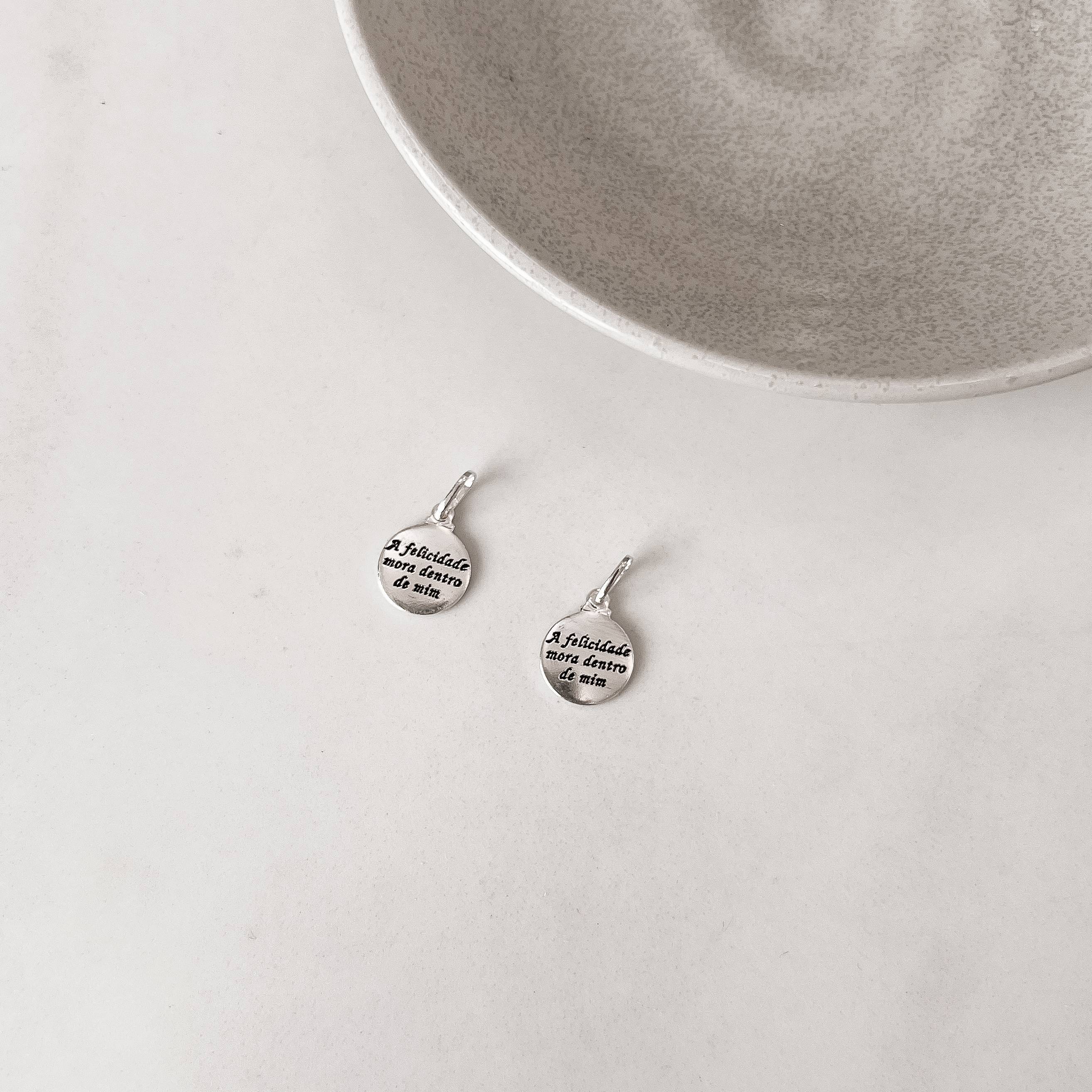 Pingente medalha a felicidade mora dentro de mim 11mm
