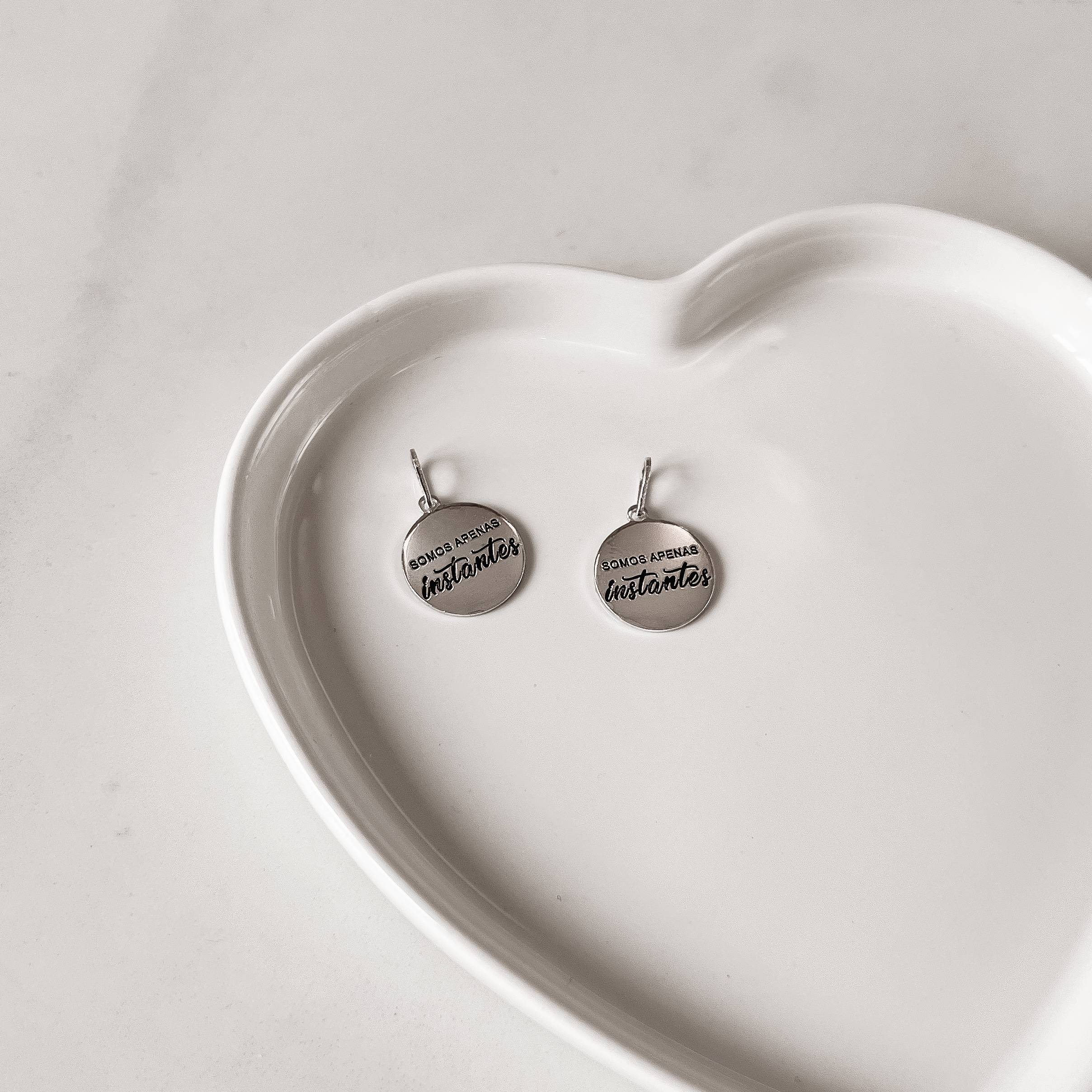 Pingente medalha somos apenas instantes resina 15mm