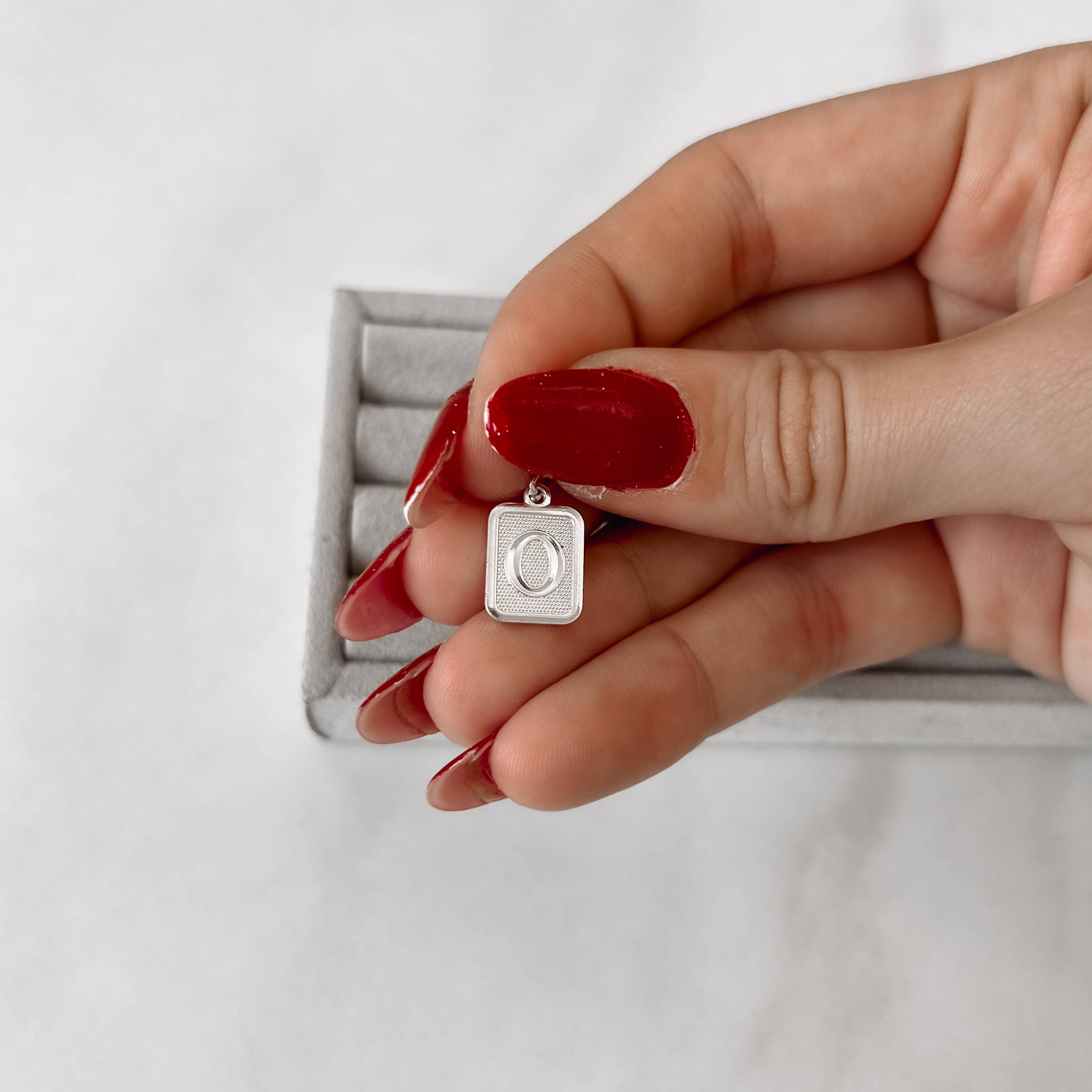 Imagem Secundária Pingente placa letra O 12mm 