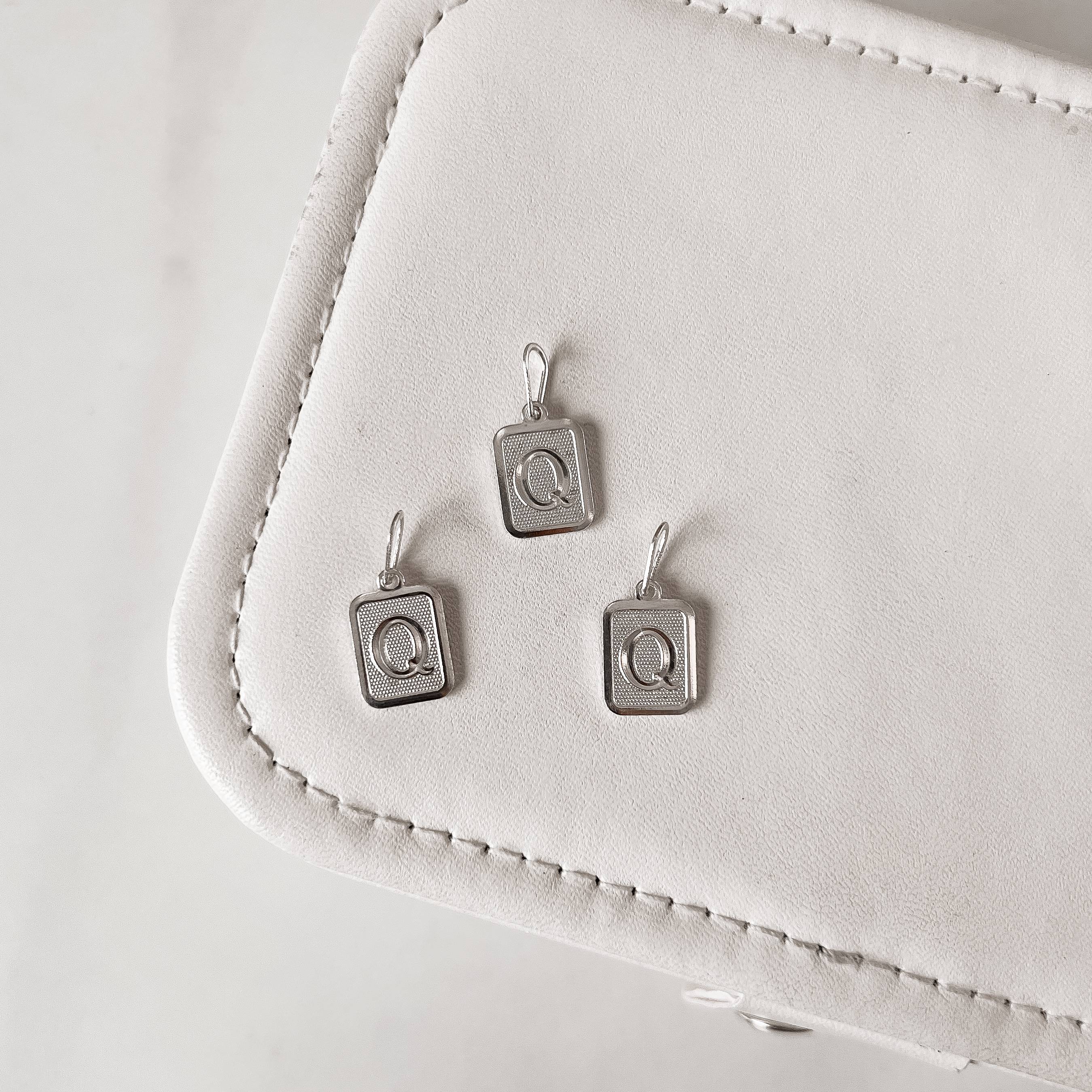 Pingente placa letra Q 12mm 