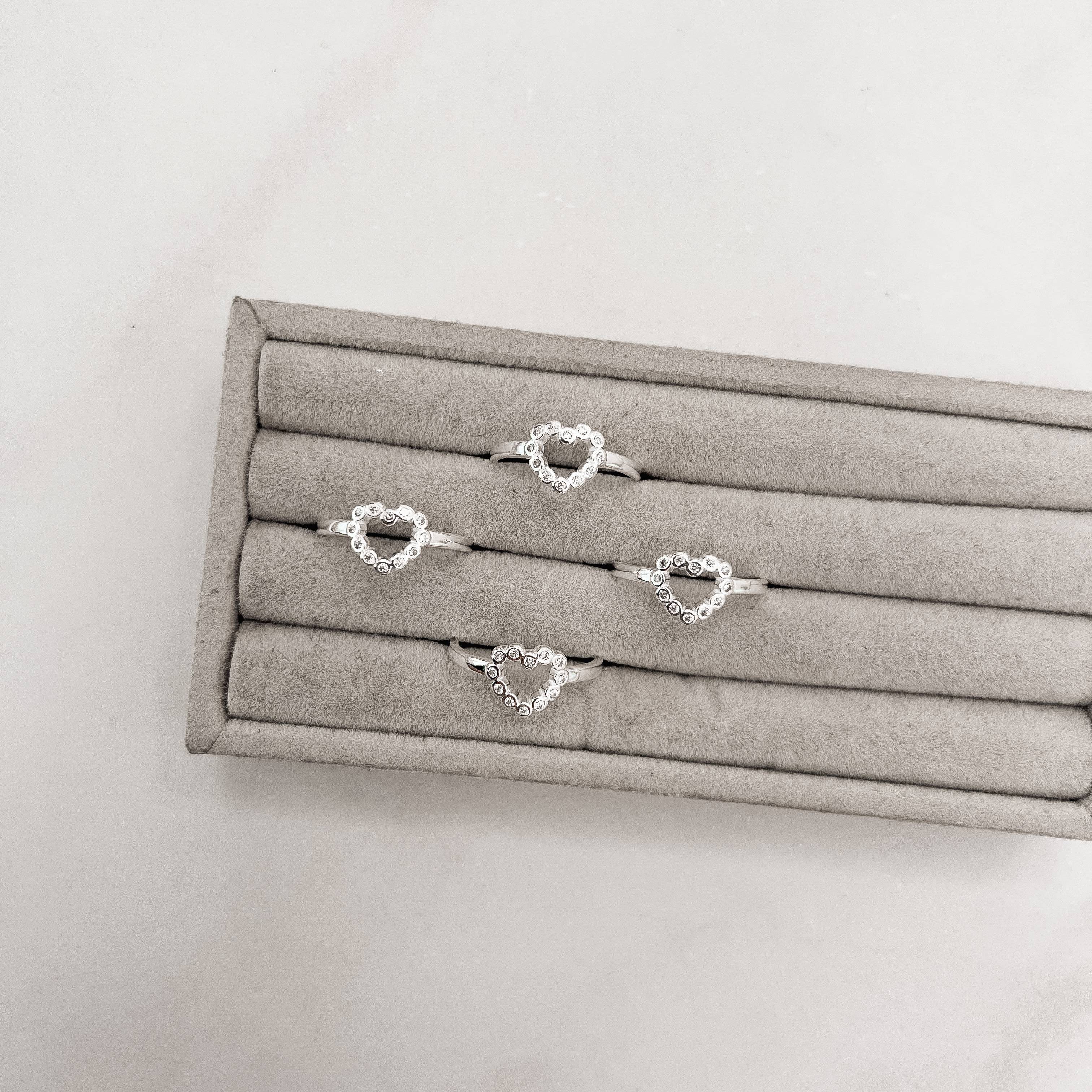 Imagem Secundária Anel coração fio circulos cravejados