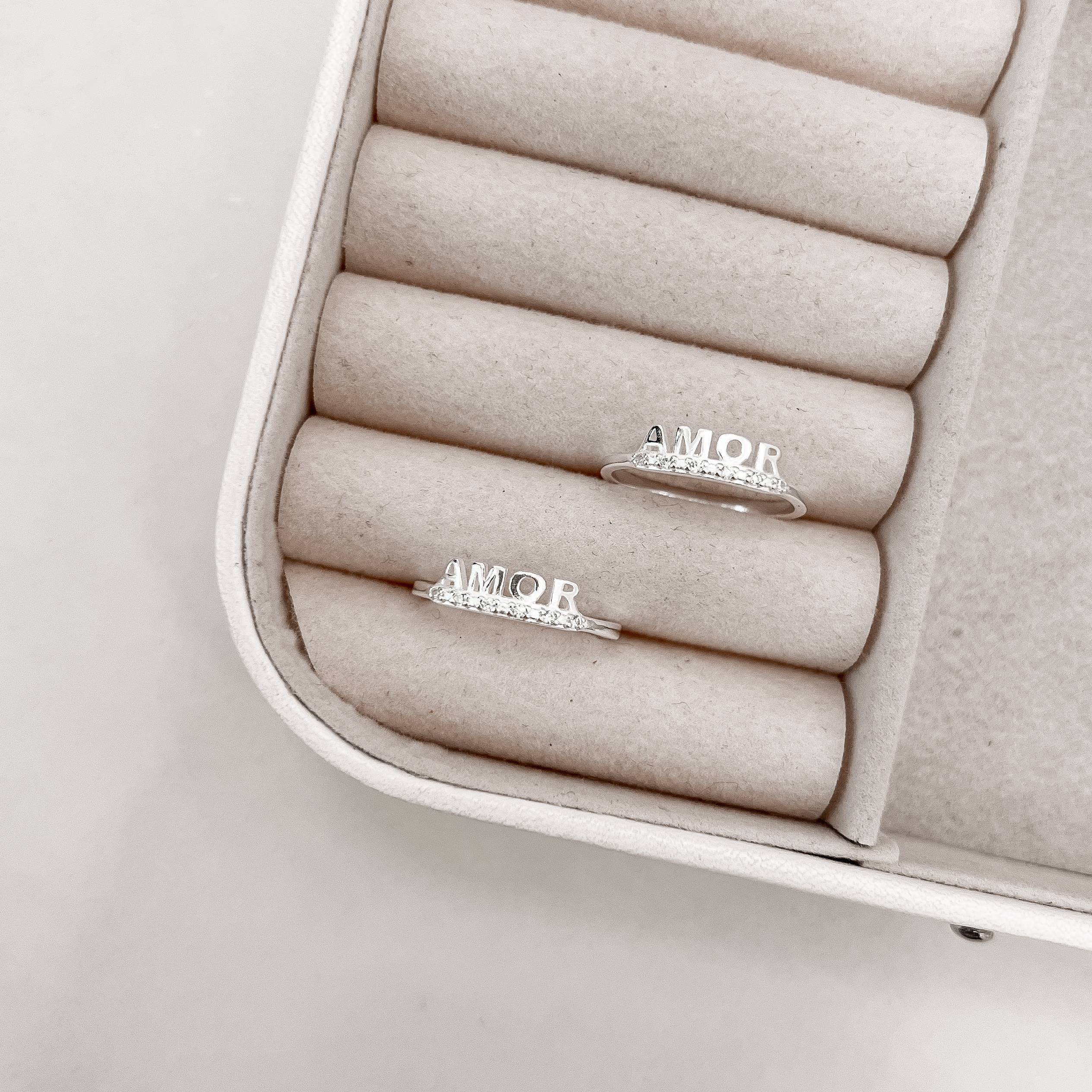 Imagem Anel meia aliança cravejada detalhe escrito amor