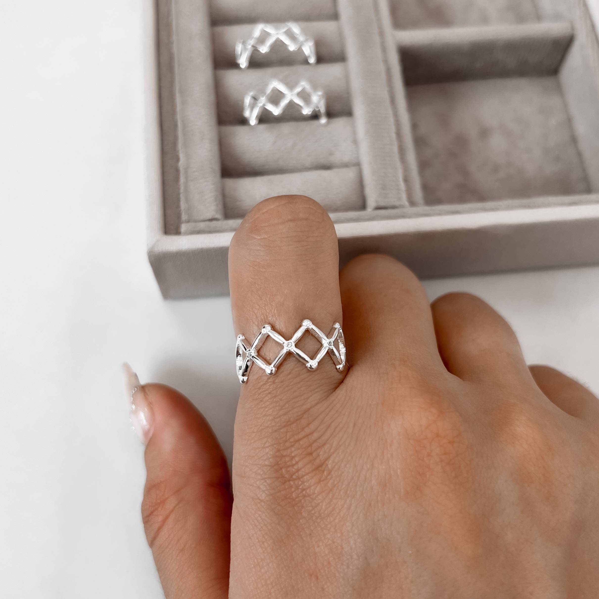 Imagem Anel losangos vazados com zircônia