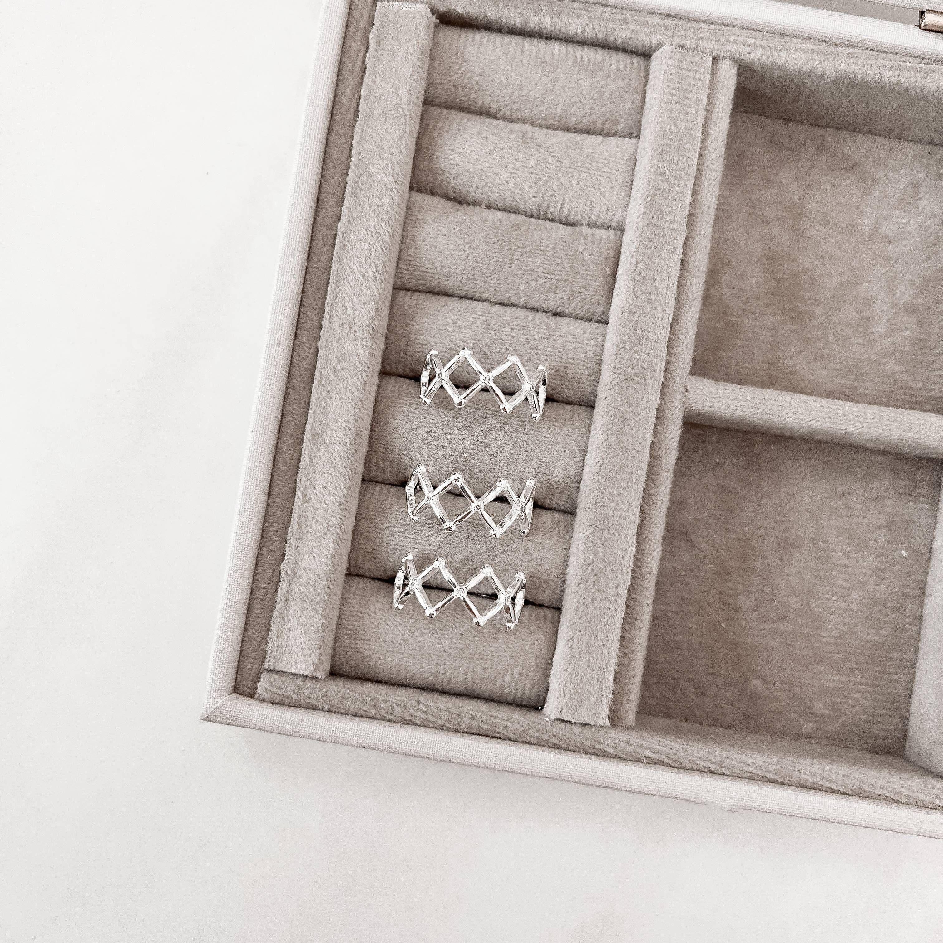 Imagem Secundária Anel losangos vazados com zircônia