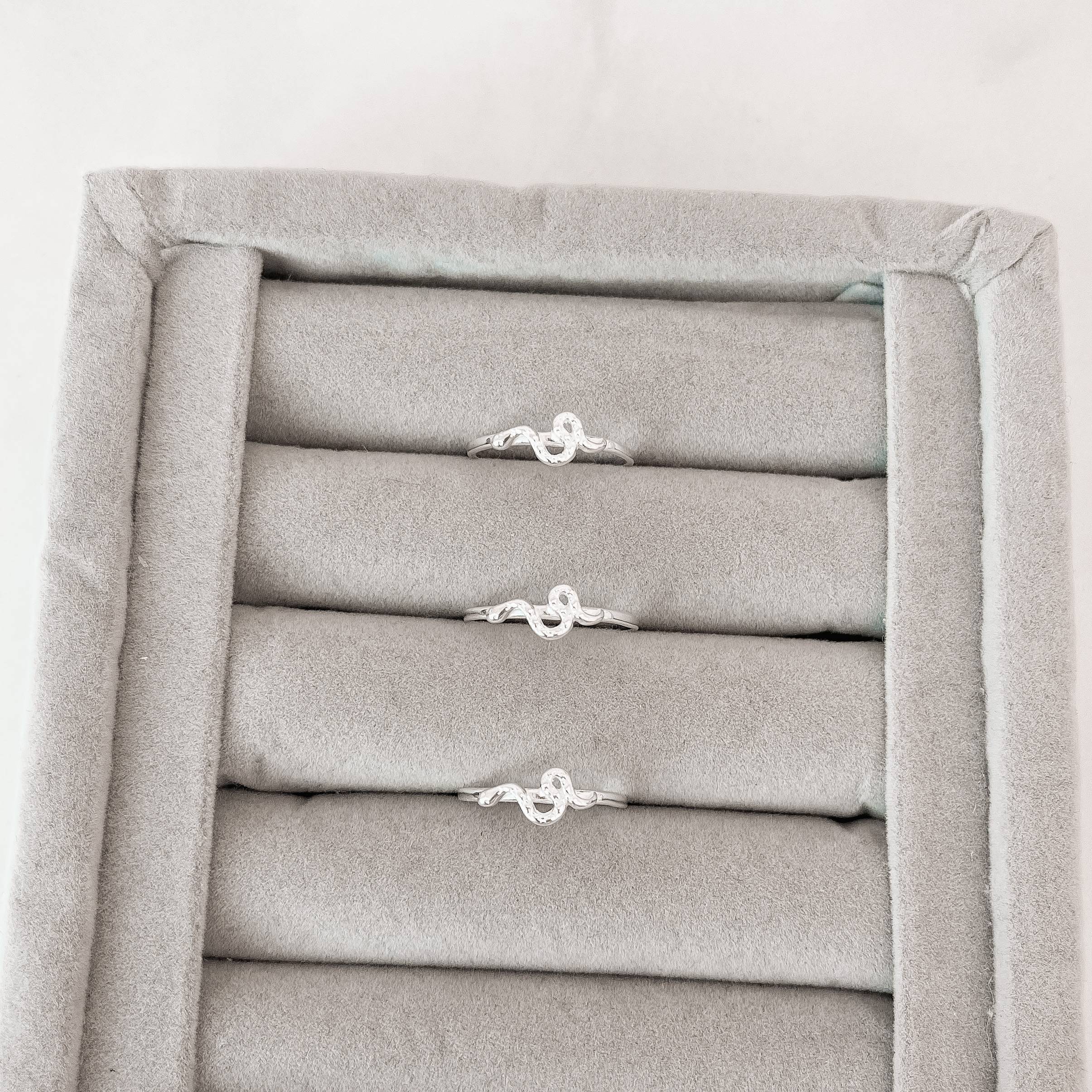 Imagem Anel detalhe cobra desenhada