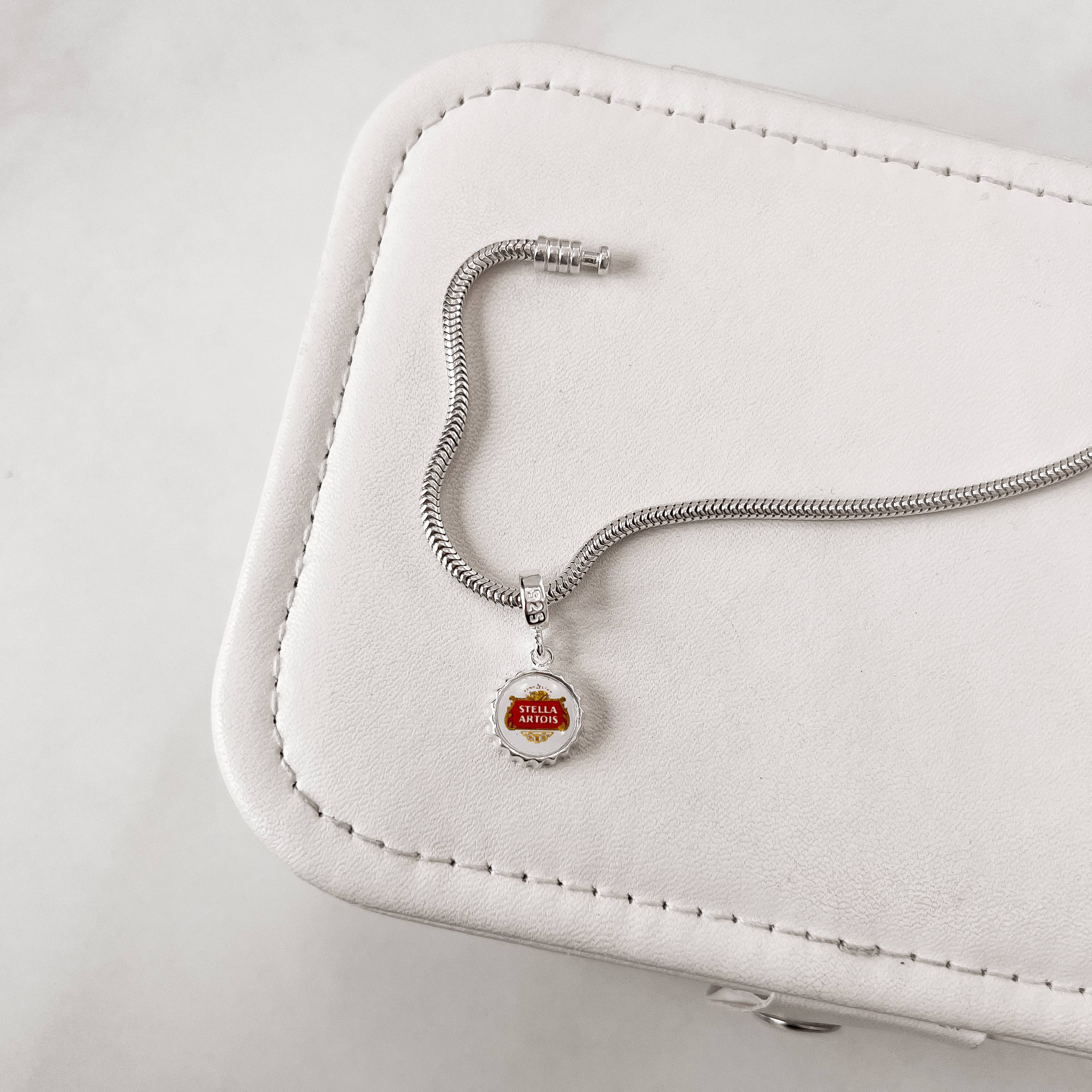 Berloque pingente tampa de garrafa Stella Artois 13mm resina