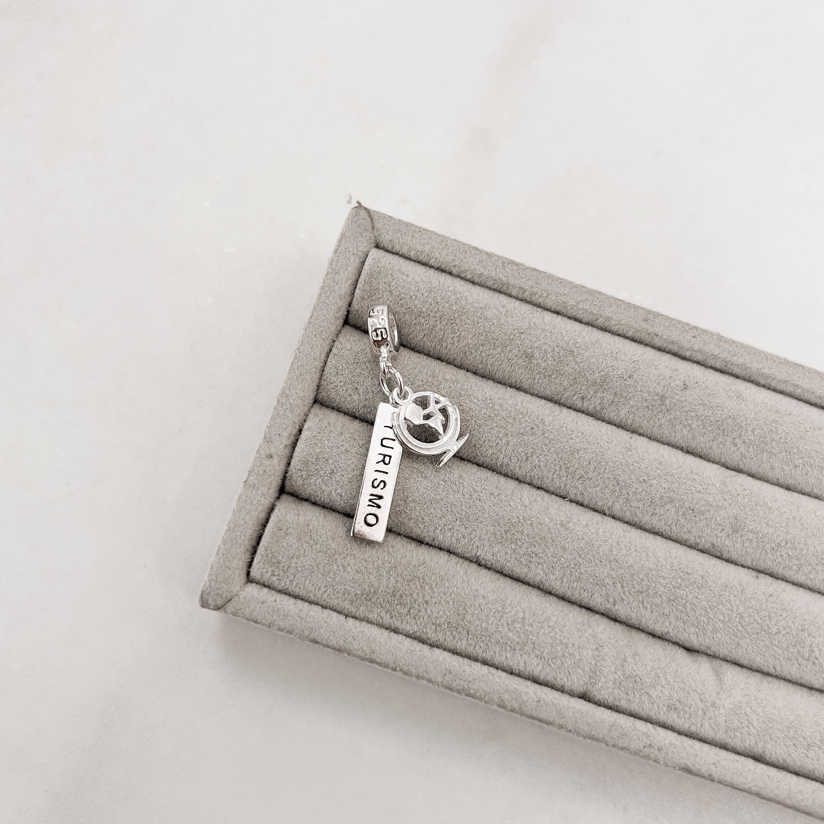 Berloque pingente placa Turismo com símbolo 20mm