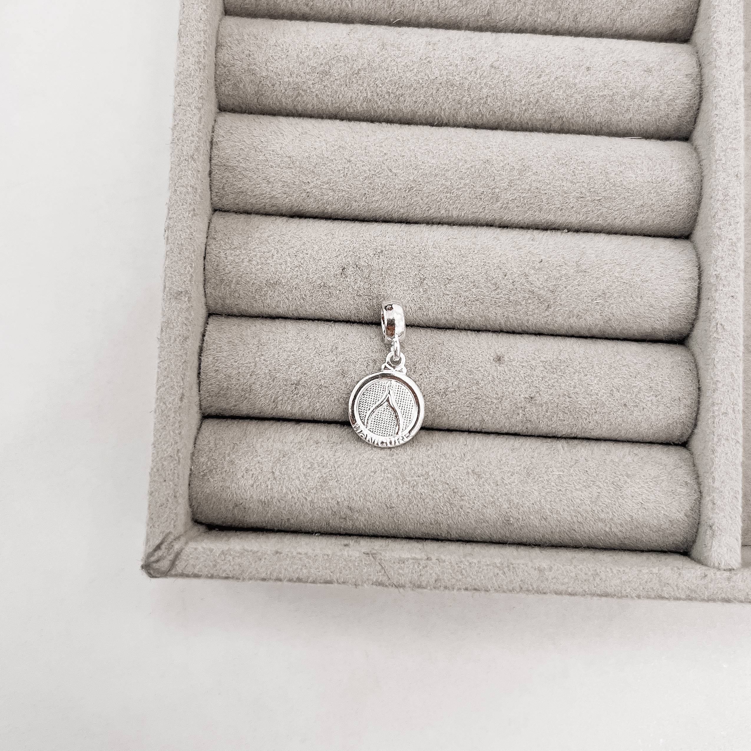 Berloque pingente medalha Manicure 14mm