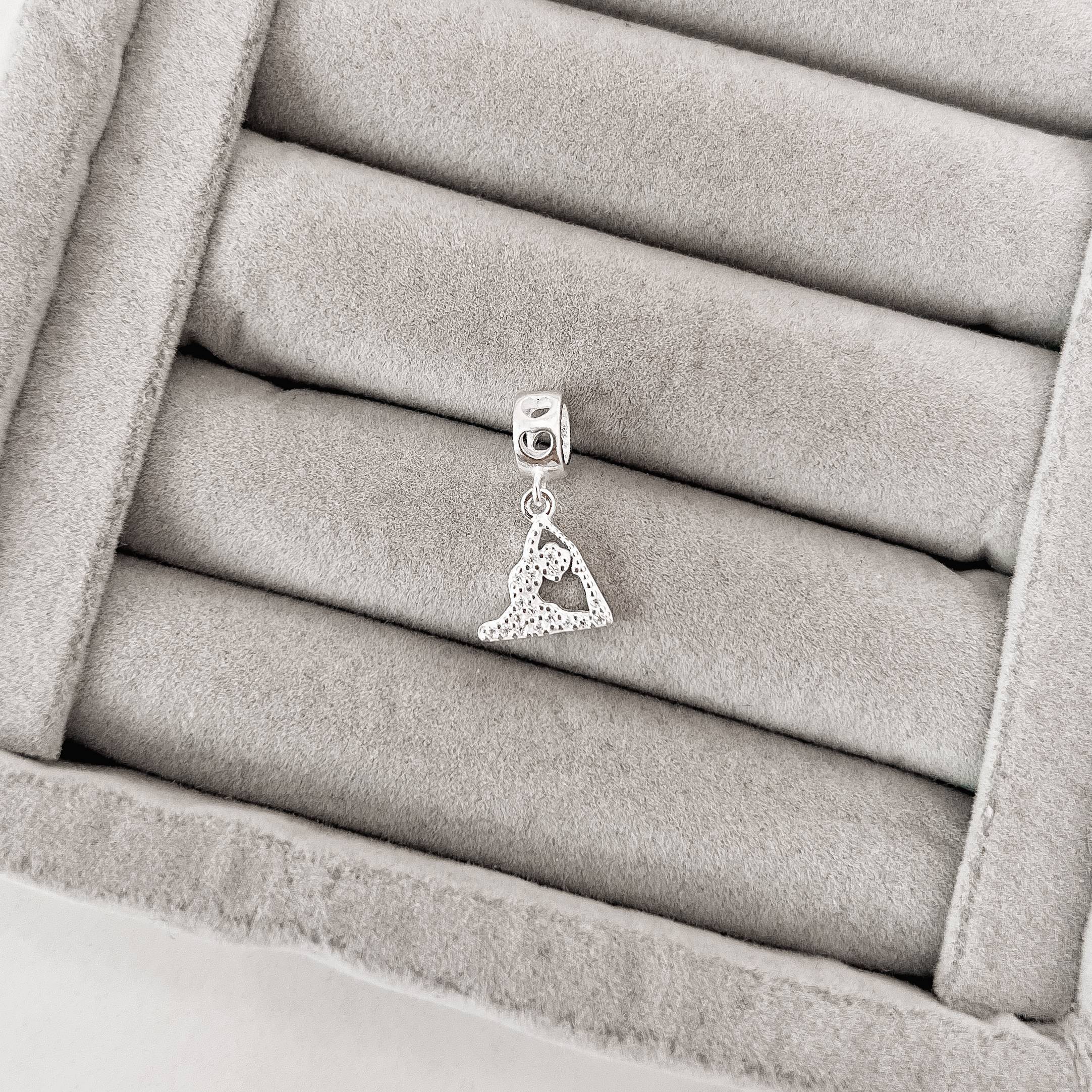 Berloque pingente yoga cravejado elo corações vazados 11mm