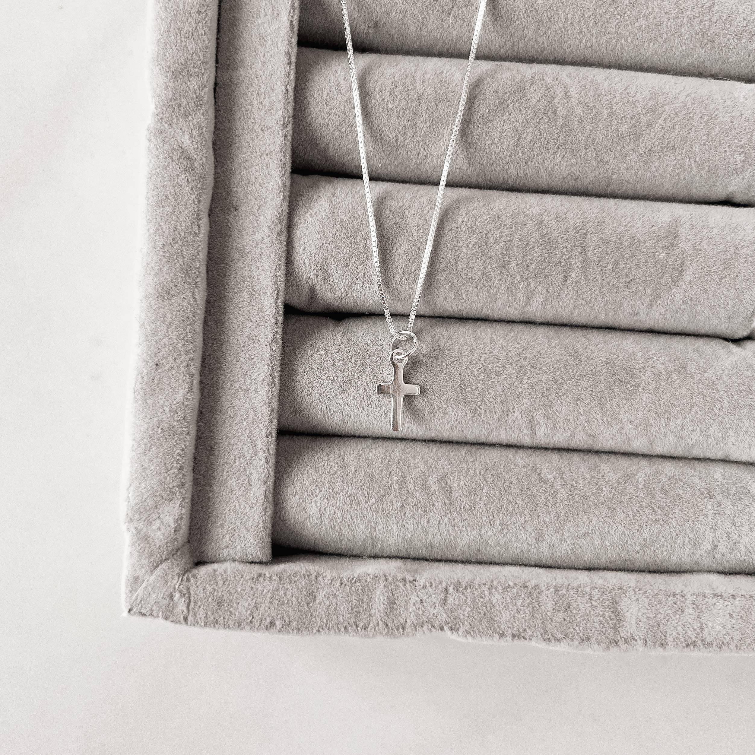 Colar pingente cruz 11mm 40cm