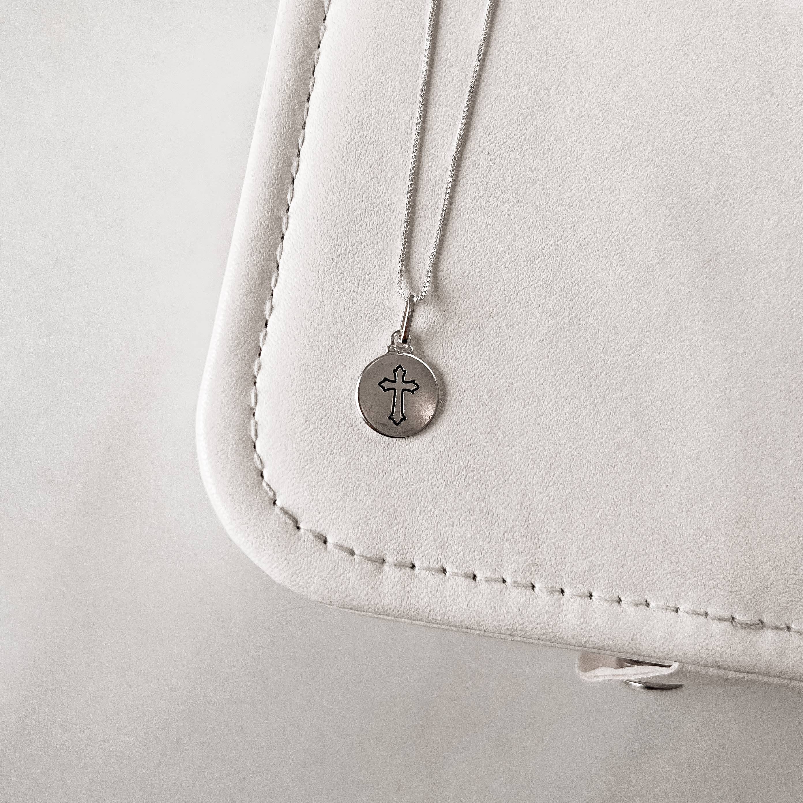 Imagem Colar pingente medalha cruz resina 45cm