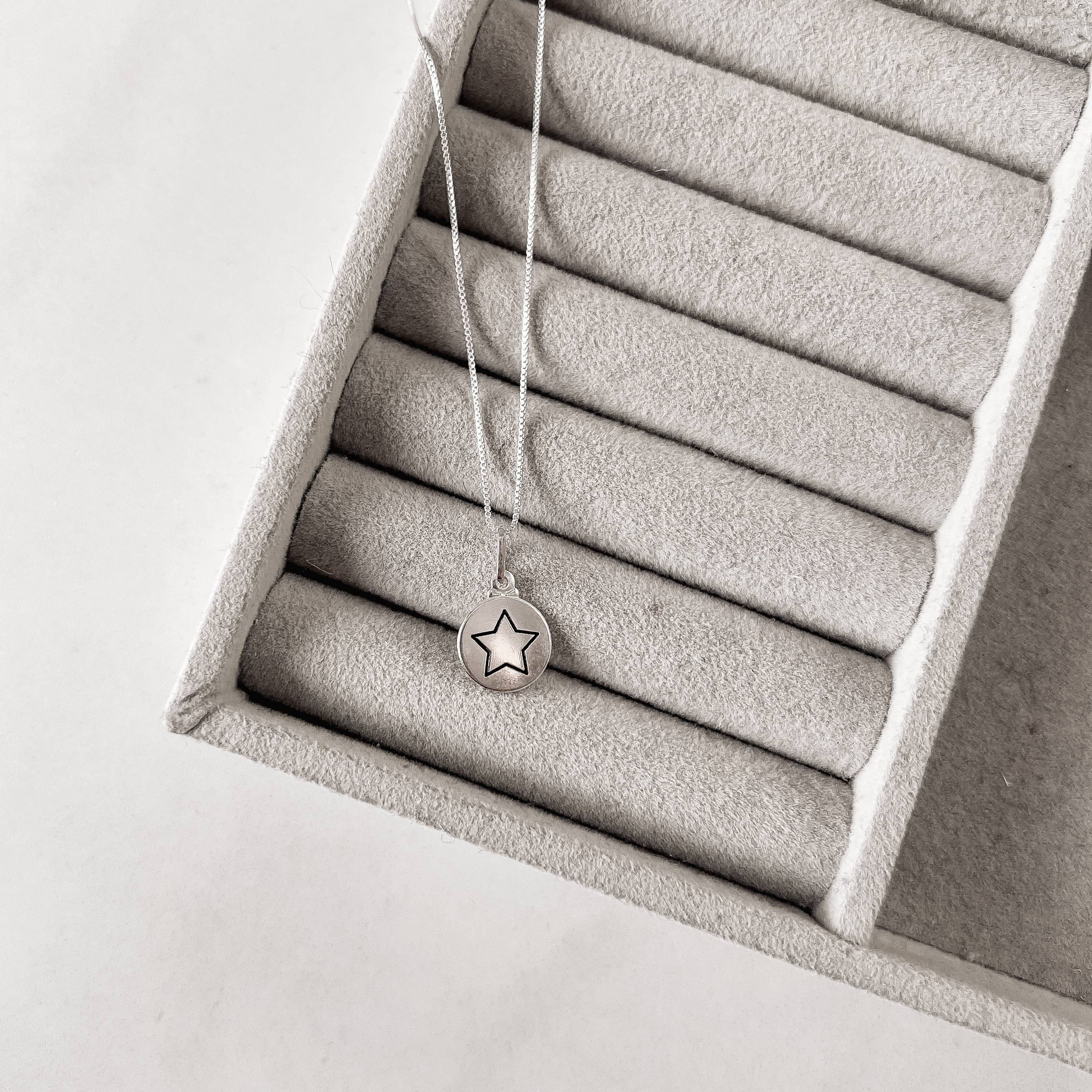 Imagem Colar pingente medalha estrela resina 45cm