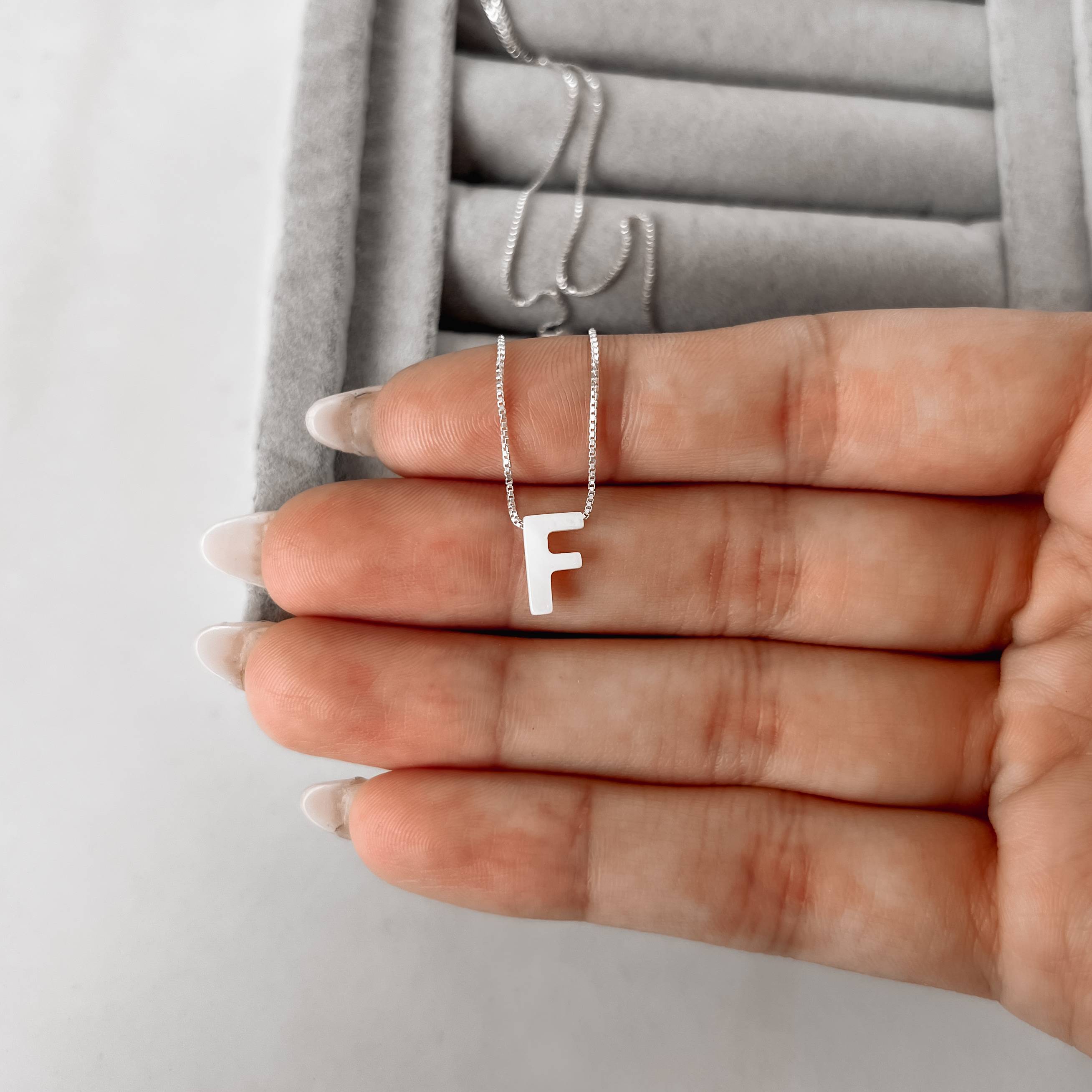 Colar madrepérola letra F 45cm