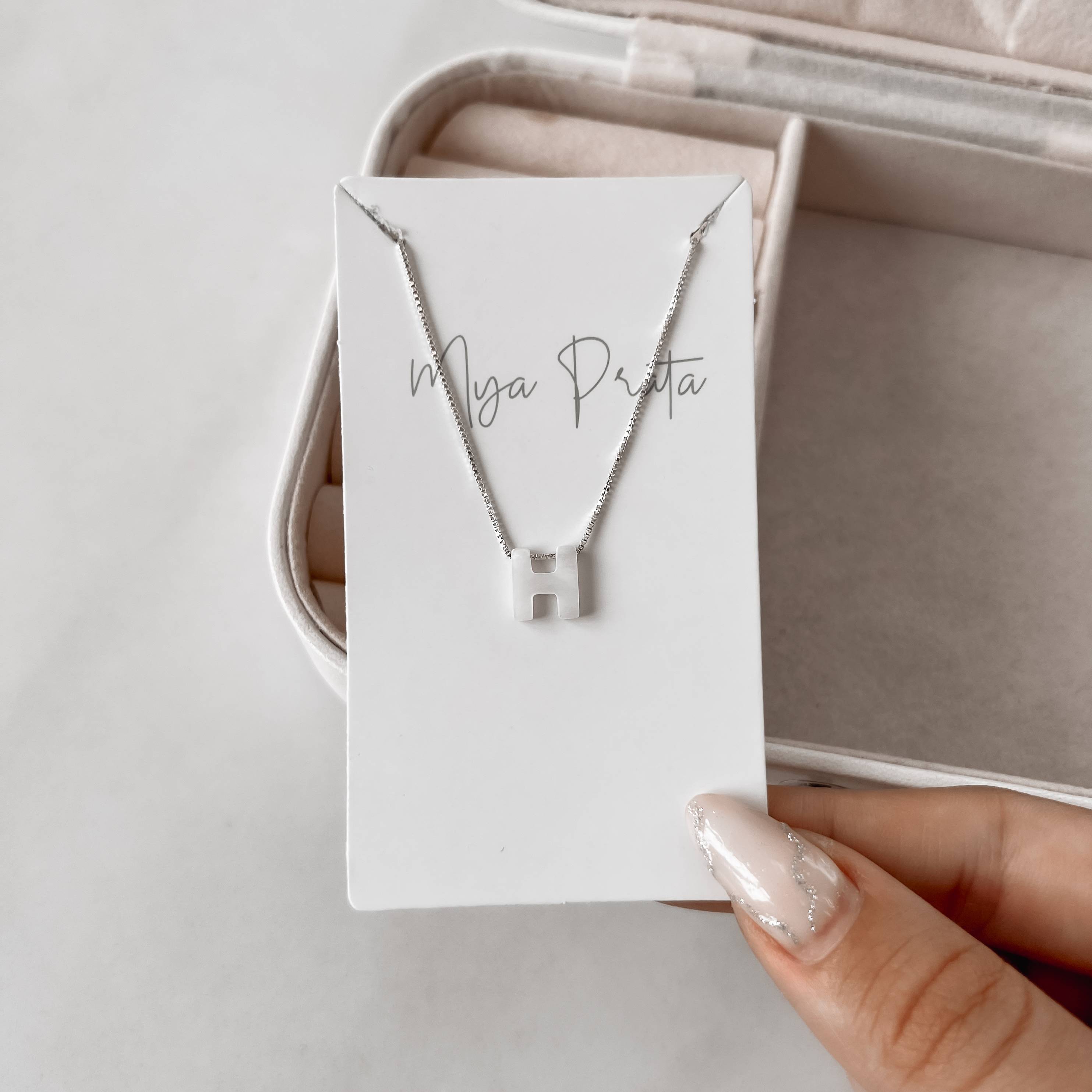 Imagem Secundária Colar madrepérola letra H 45cm