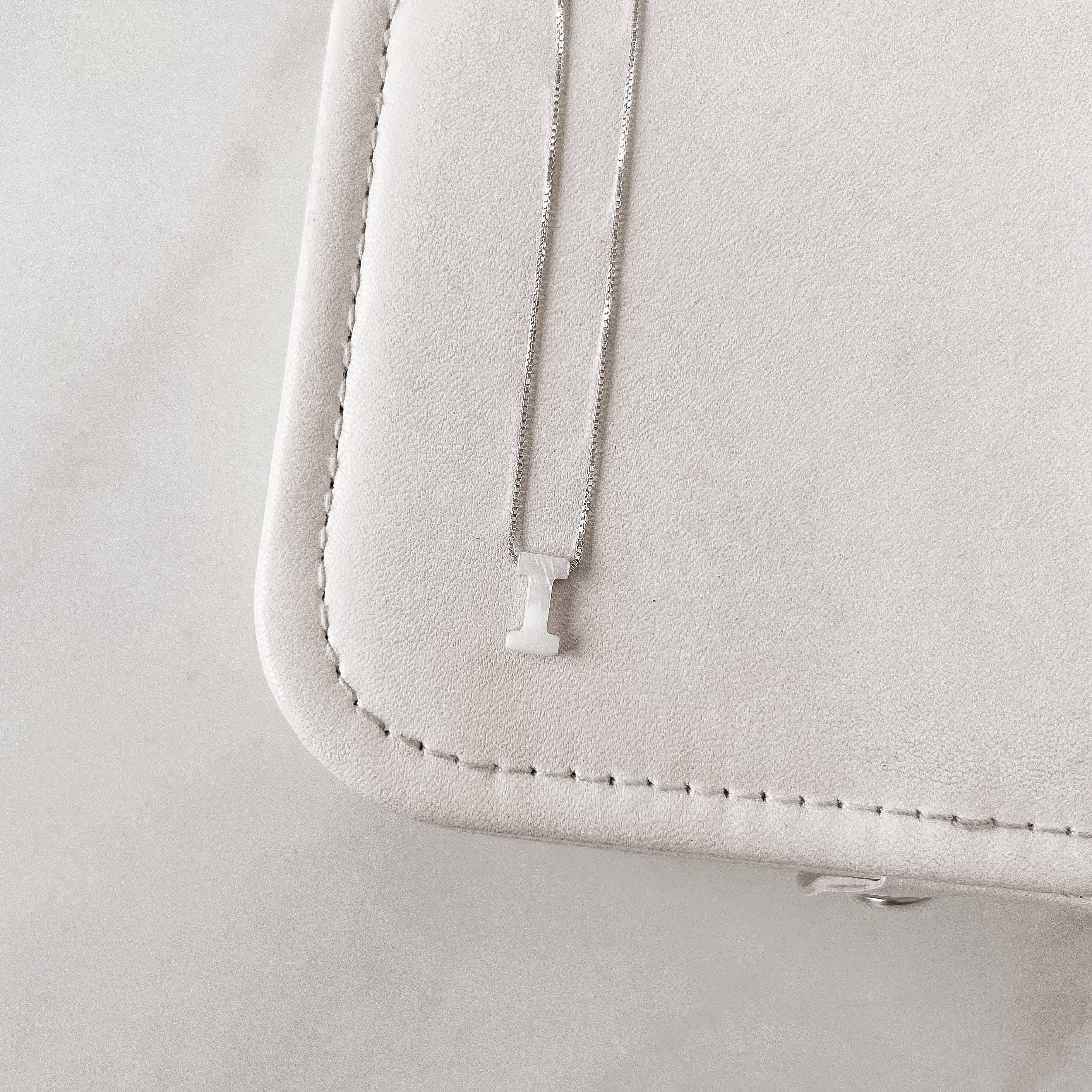 Colar madrepérola letra I 45cm