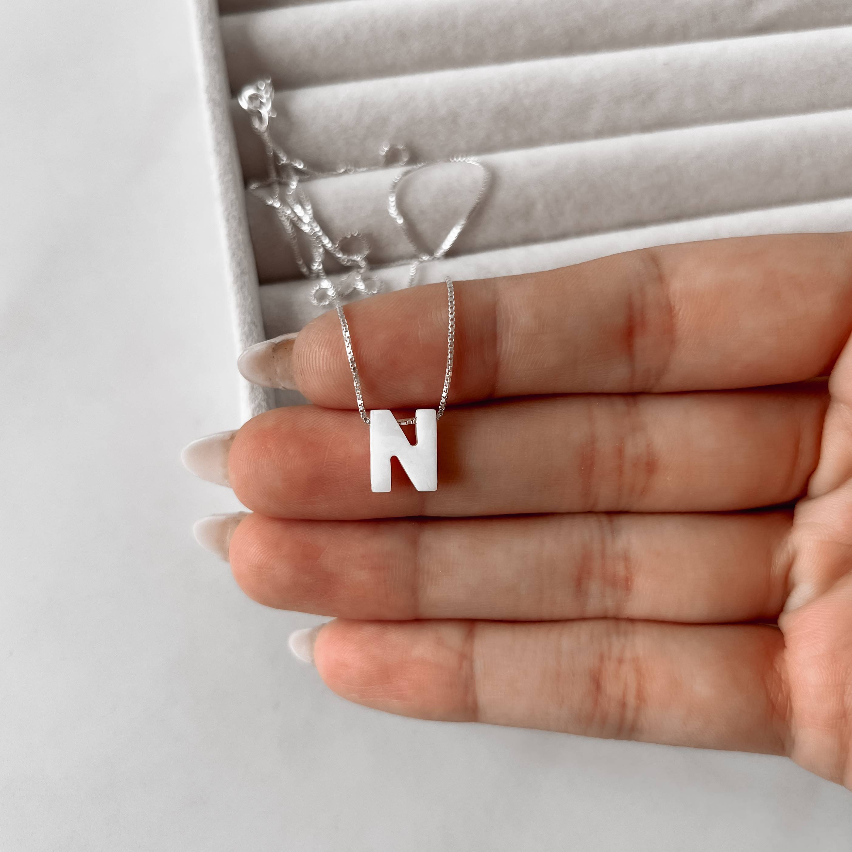 Imagem Secundária Colar madrepérola letra N 45cm