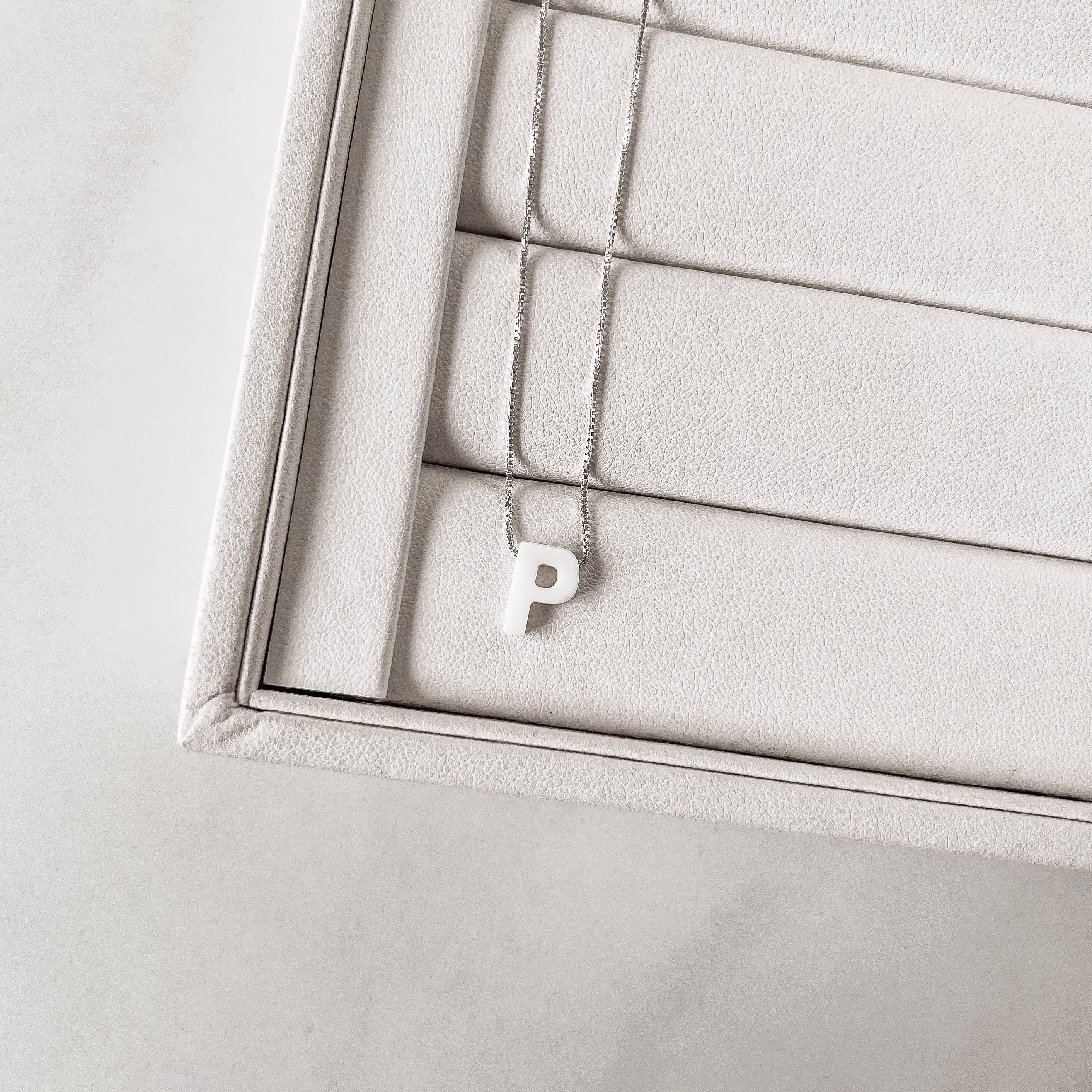 Imagem Colar madrepérola letra P 45cm