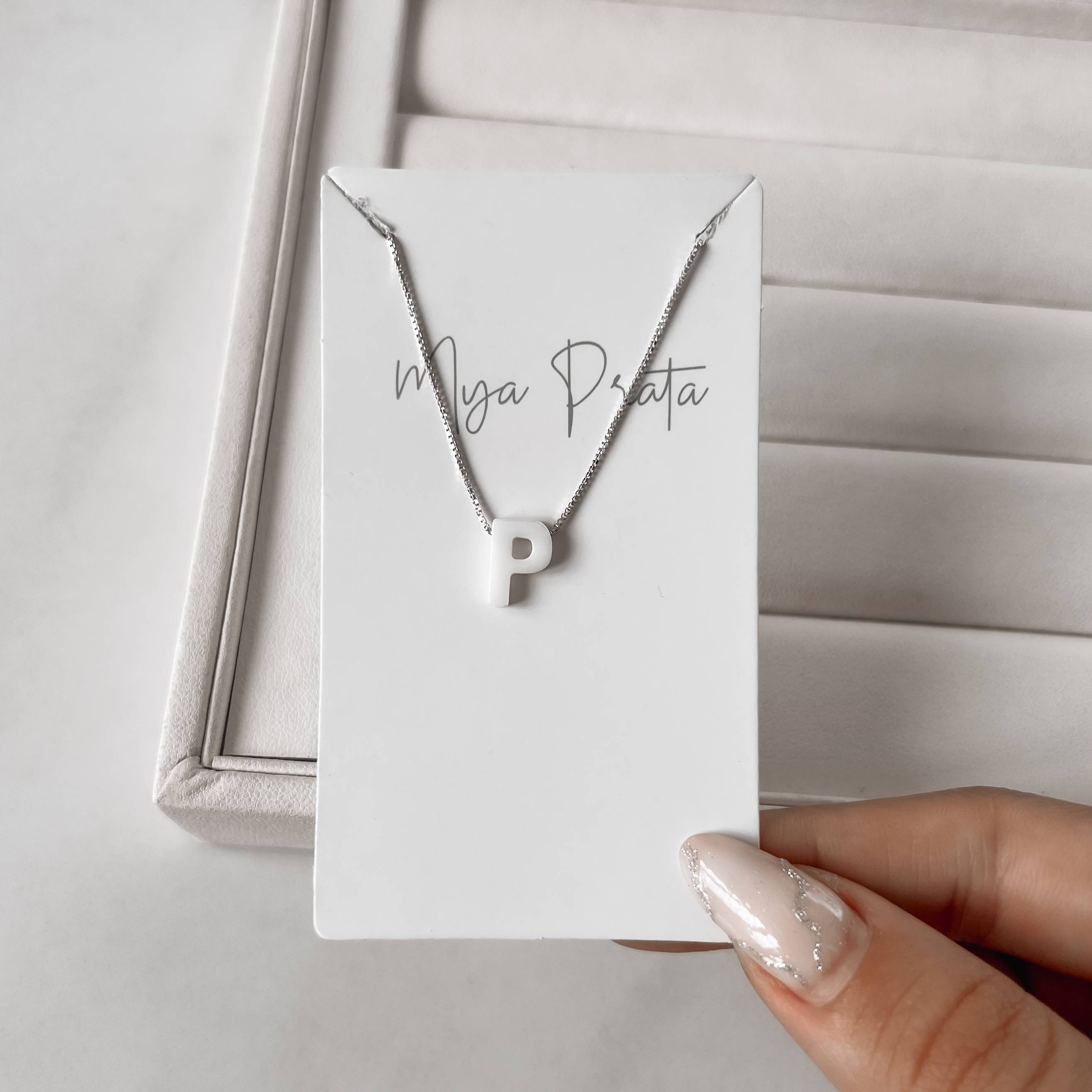 Imagem Secundária Colar madrepérola letra P 45cm