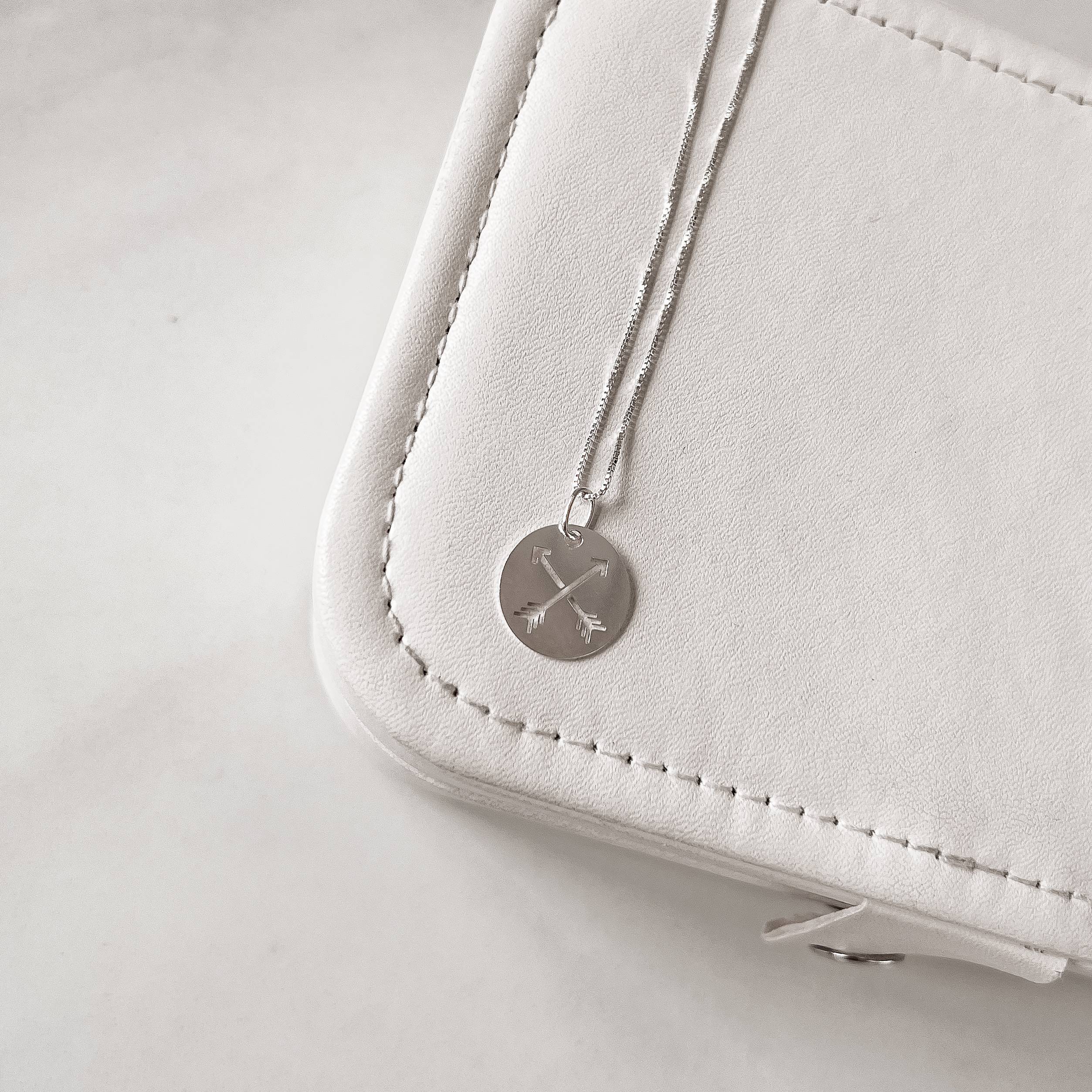 Imagem Colar pingente medalha flechas 40cm