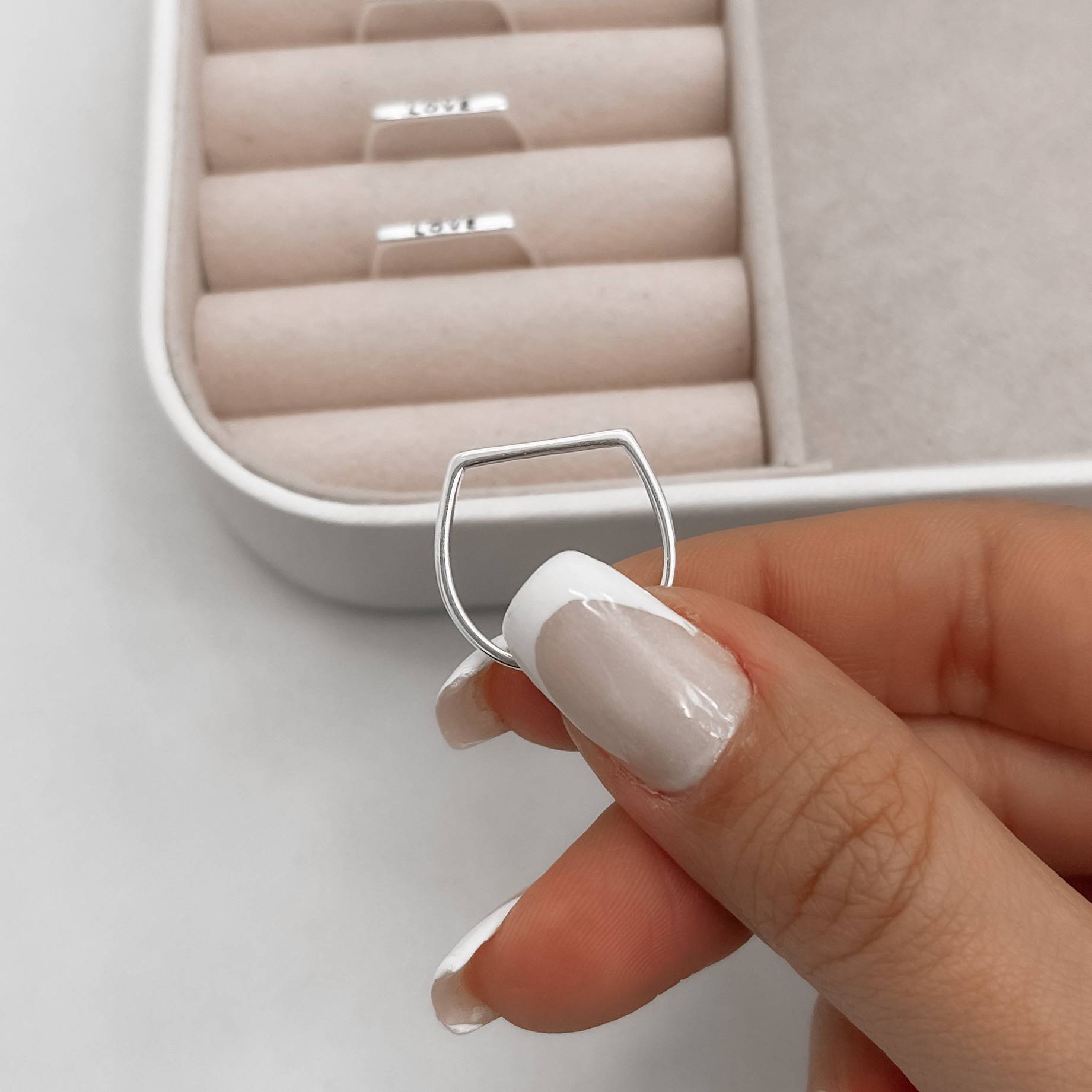 Imagem Secundária Anel reto escrito love resina