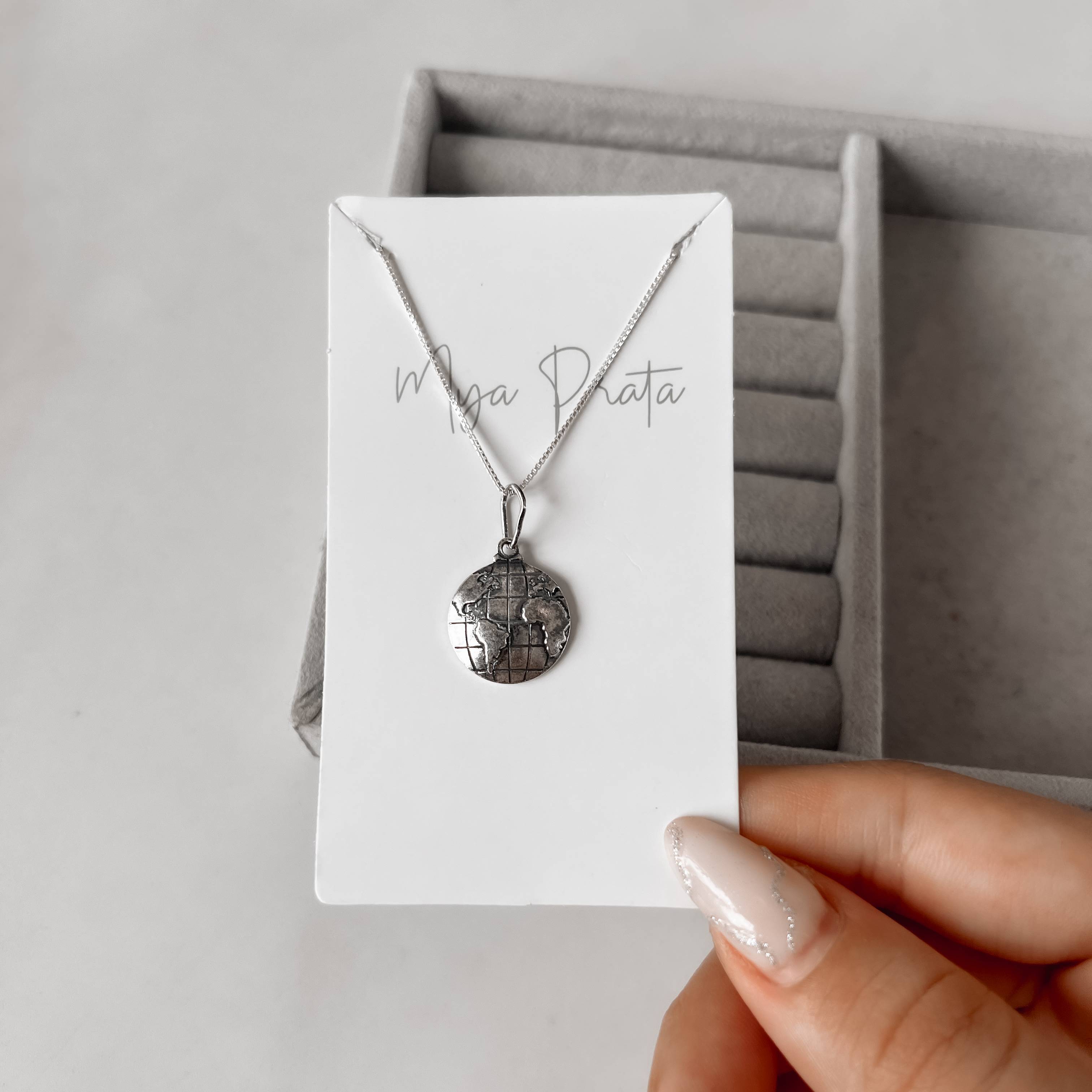 Imagem Colar pingente medalha mundo envelhecida 15mm 45cm