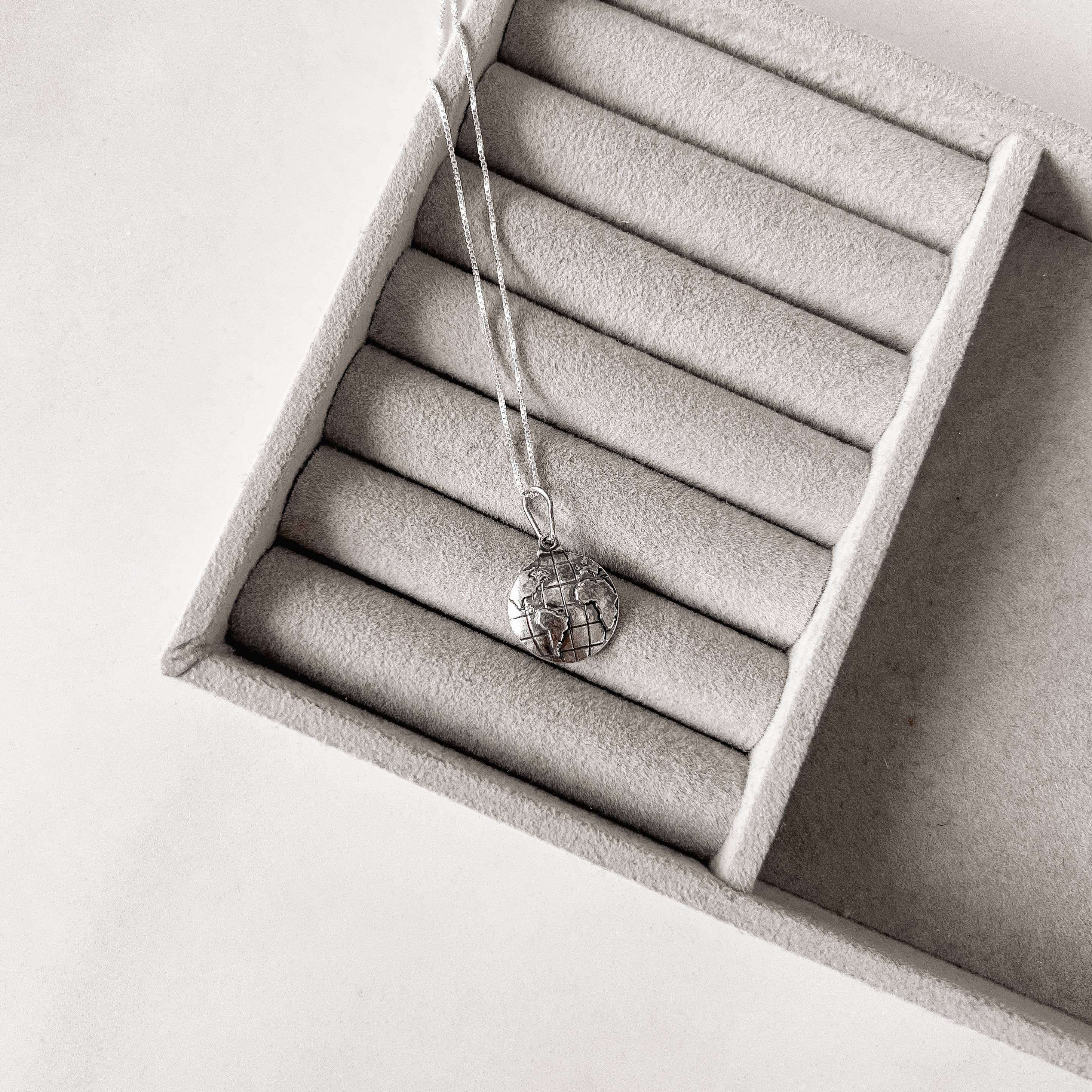 Imagem Secundária Colar pingente medalha mundo envelhecida 15mm 45cm