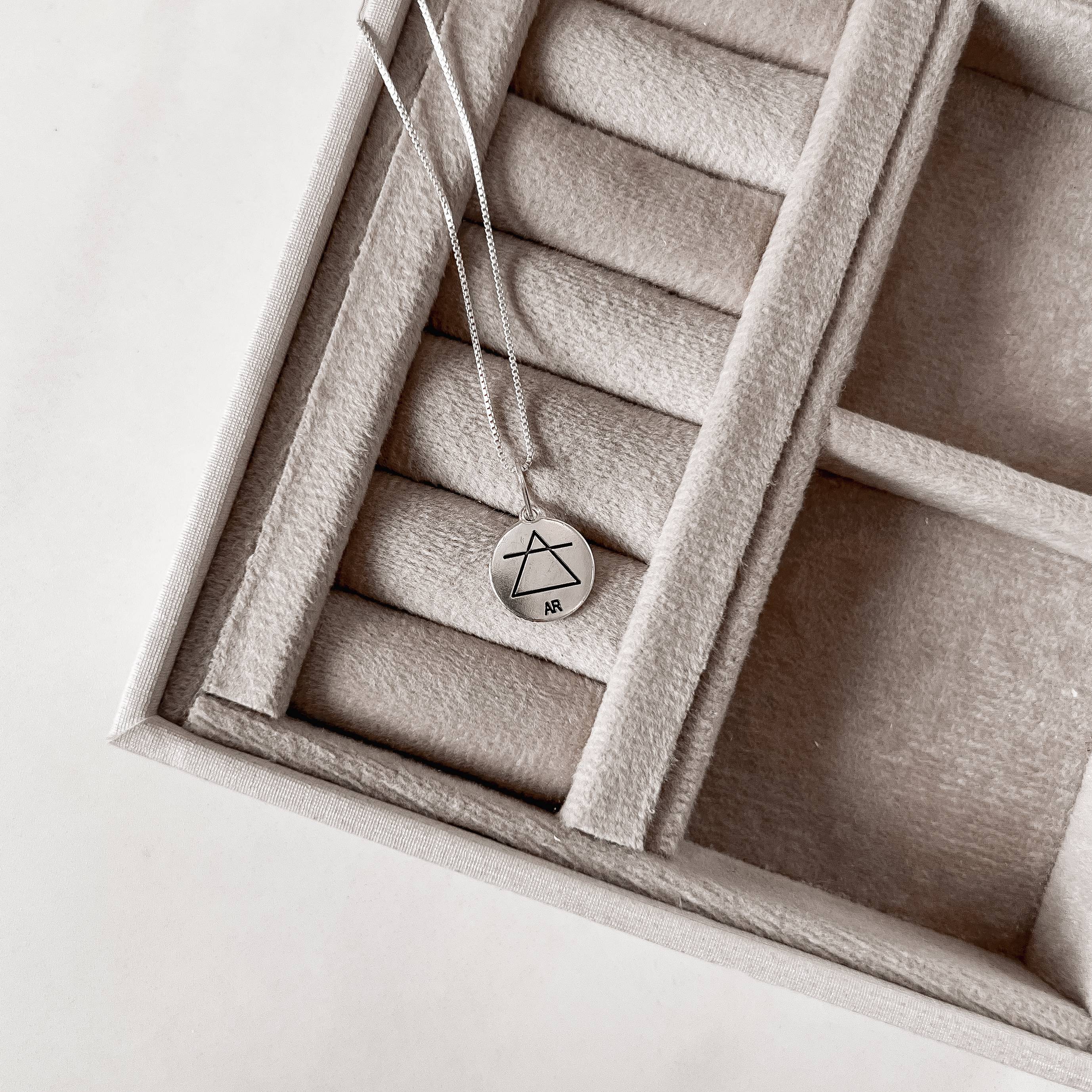 Imagem Colar pingente medalha elemento AR resina 12mm 45cm