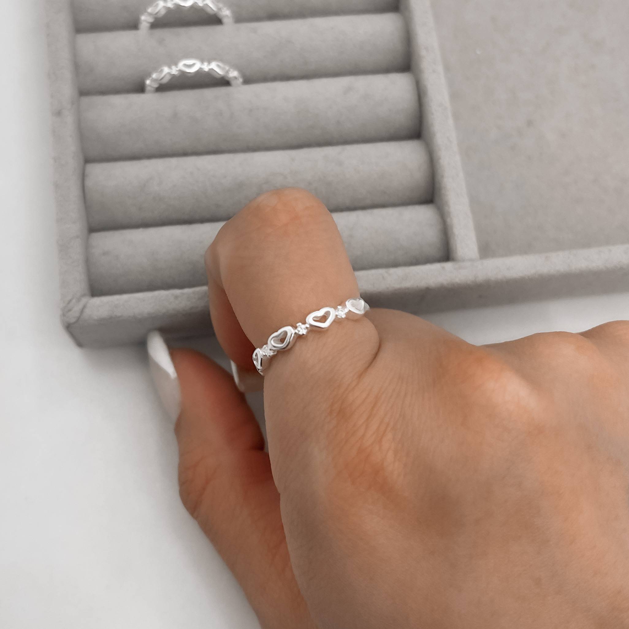 Anel corações vazados e zircônias cristal