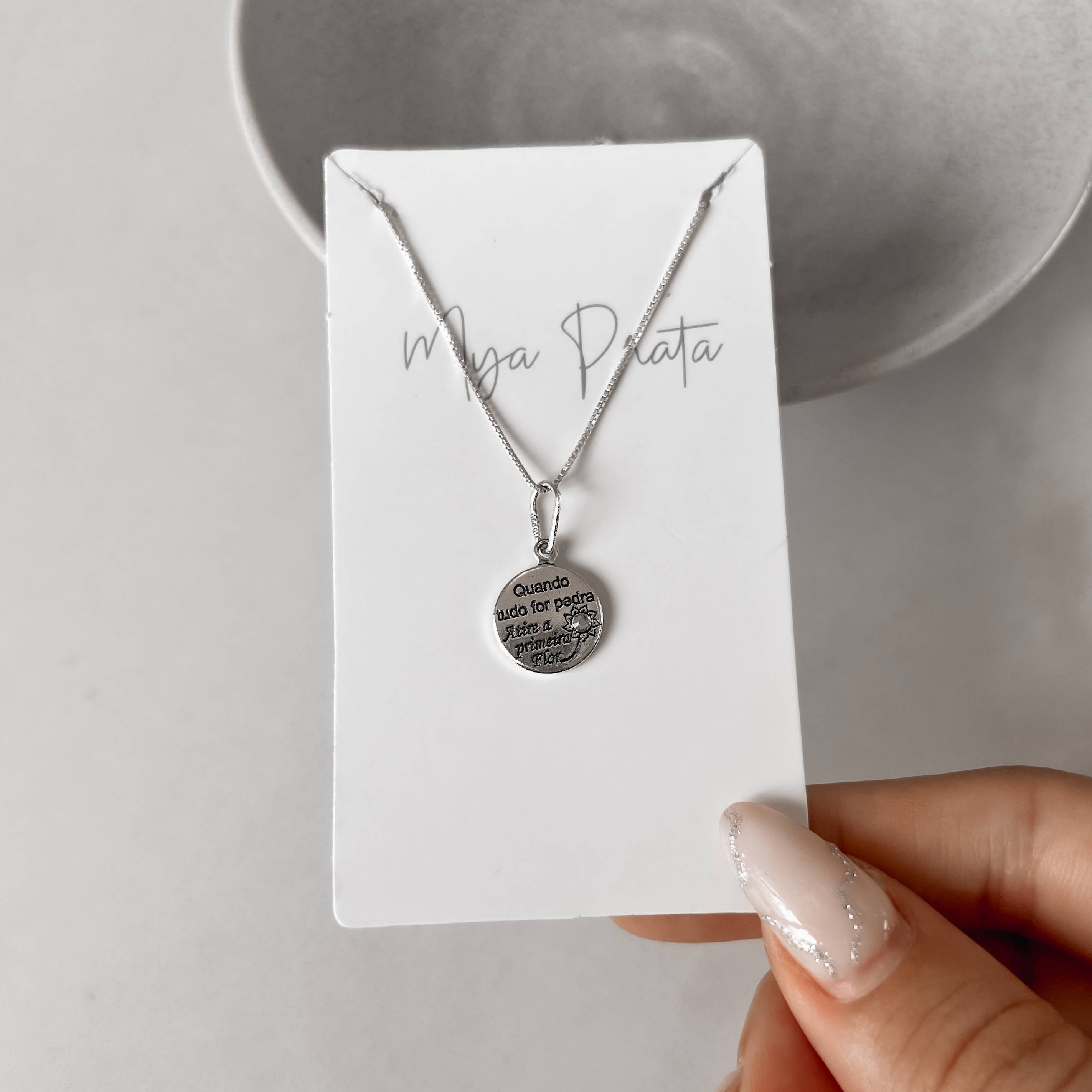 Imagem Secundária Colar pingente medalha quando tudo for pedra, atire a primeira flor envelhecido 12mm 45cm