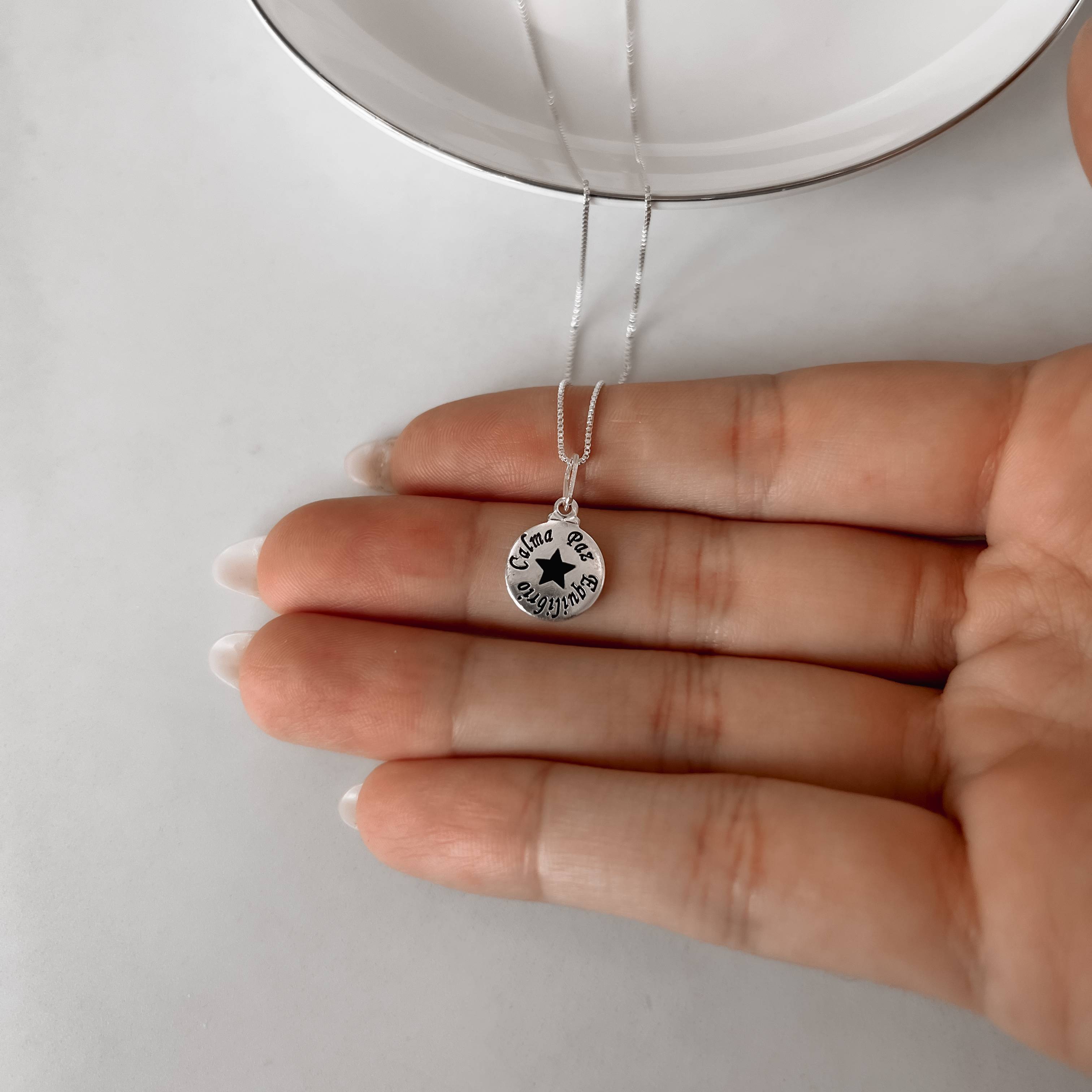 Imagem Secundária Colar pingente medalha calma, paz e equilíbrio resina 12mm 45cm