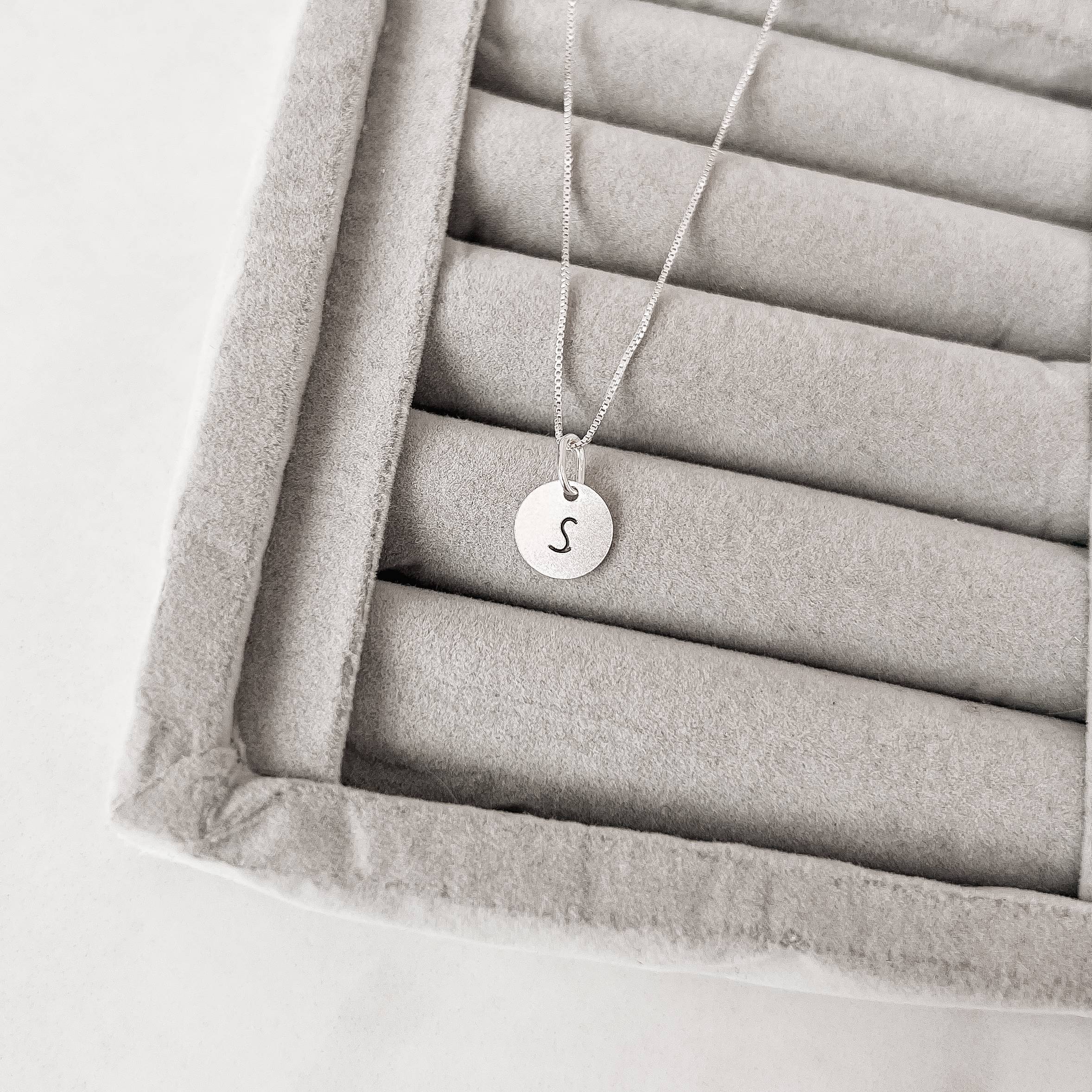 Imagem Secundária Colar pingente medalha letra S 10mm 40cm