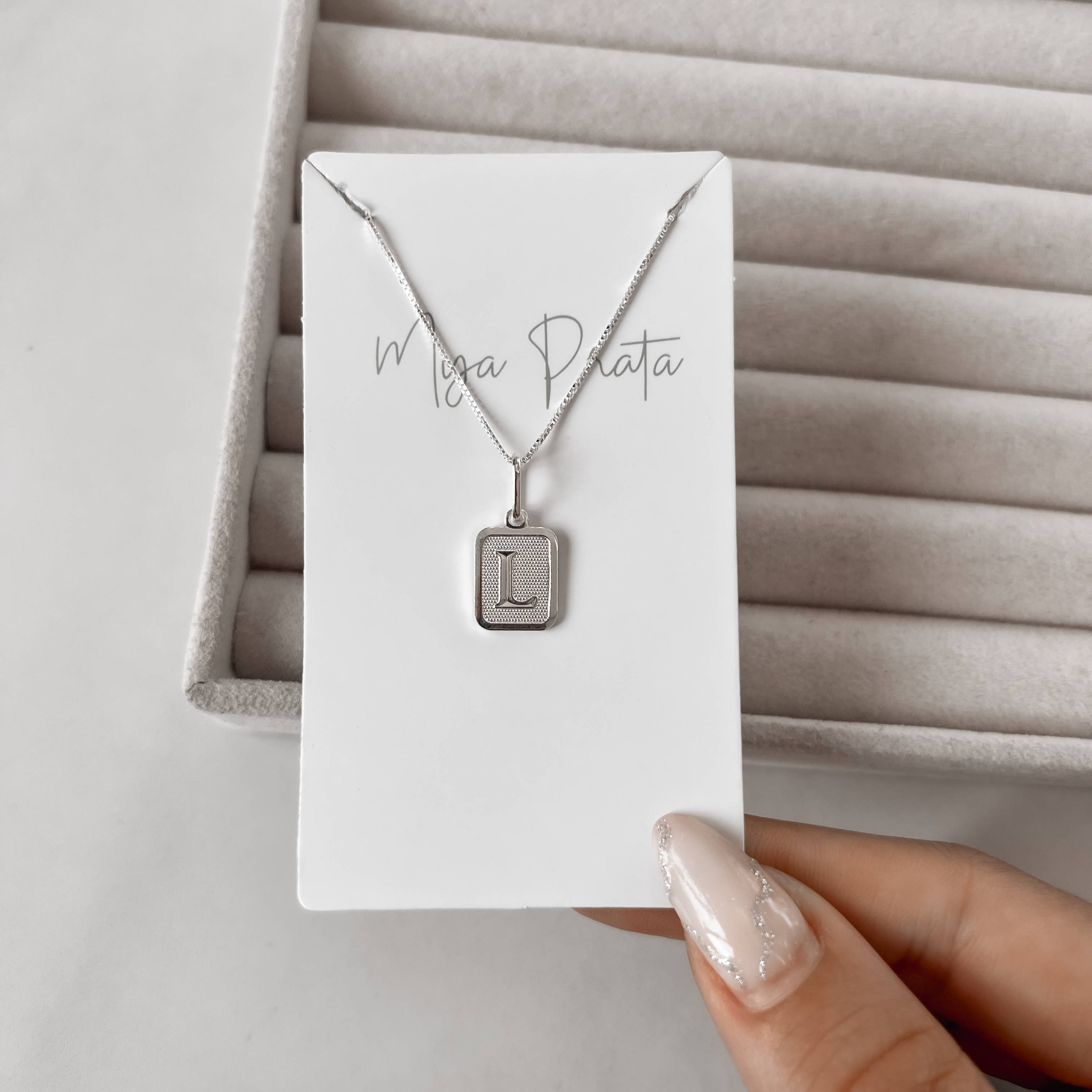 Imagem Secundária Colar pingente placa letra L 12mm 45cm