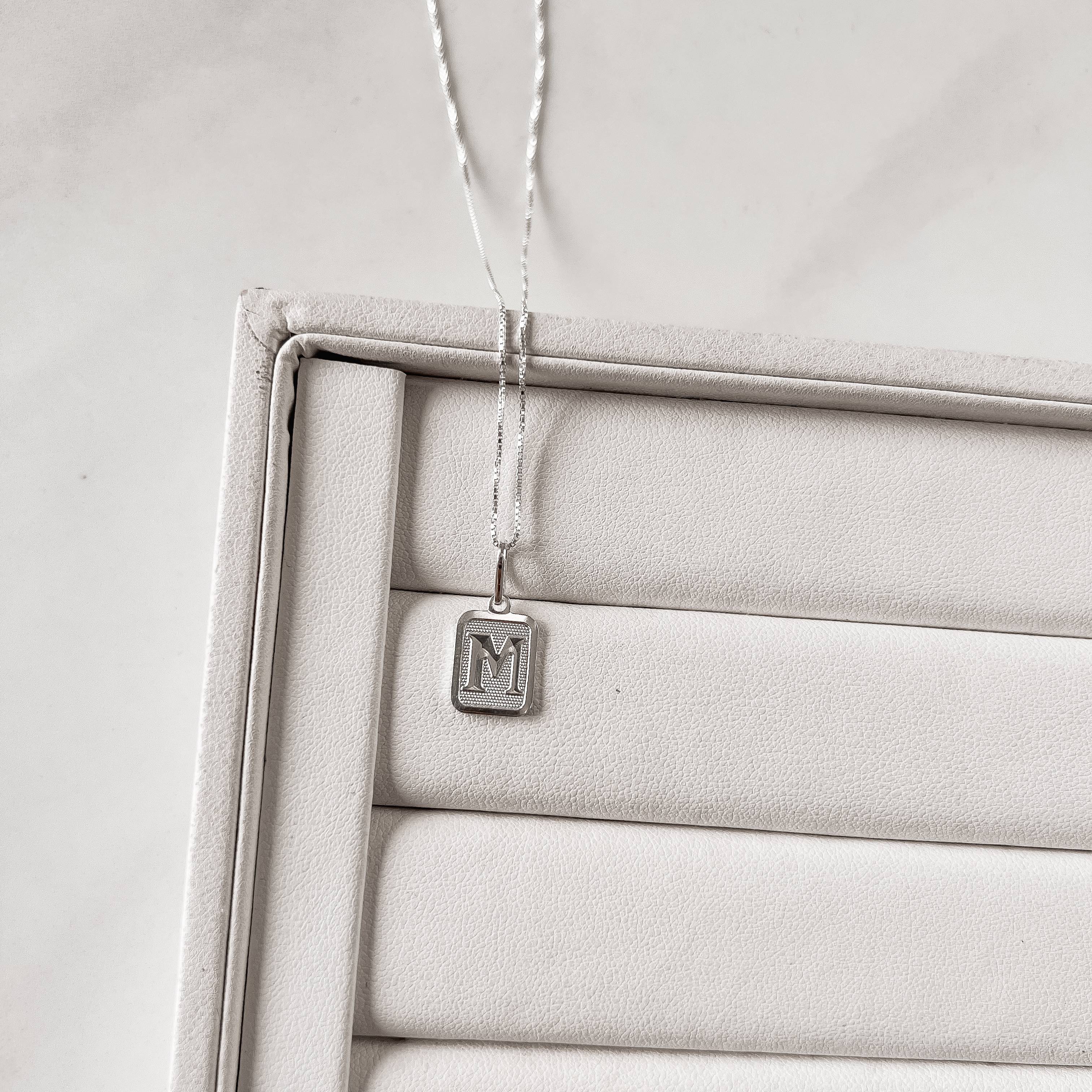 Imagem Colar pingente placa letra M 12mm 45cm