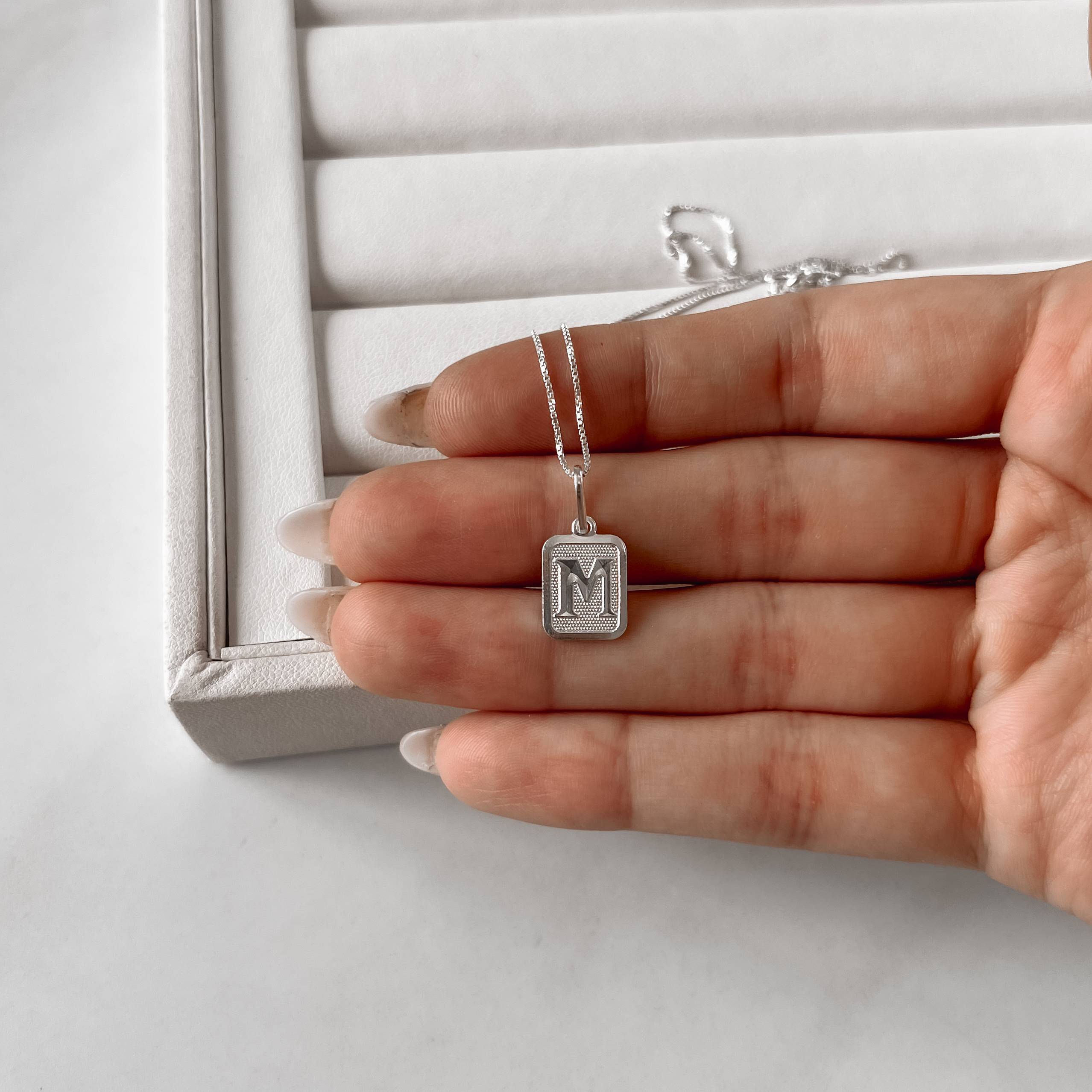Imagem Secundária Colar pingente placa letra M 12mm 45cm