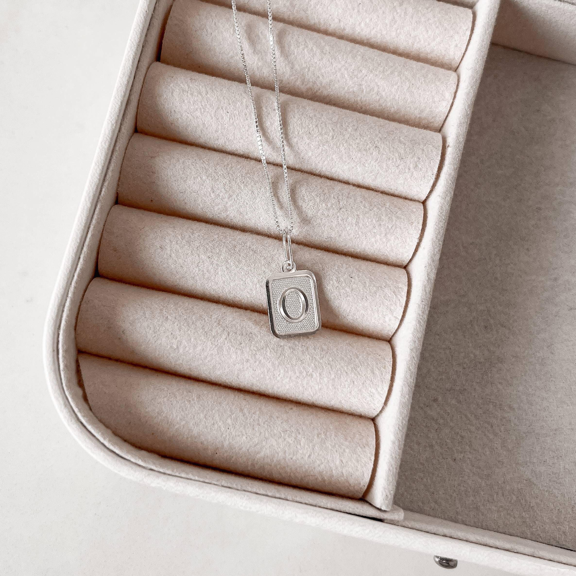 Imagem Colar pingente placa letra O 12mm 45cm