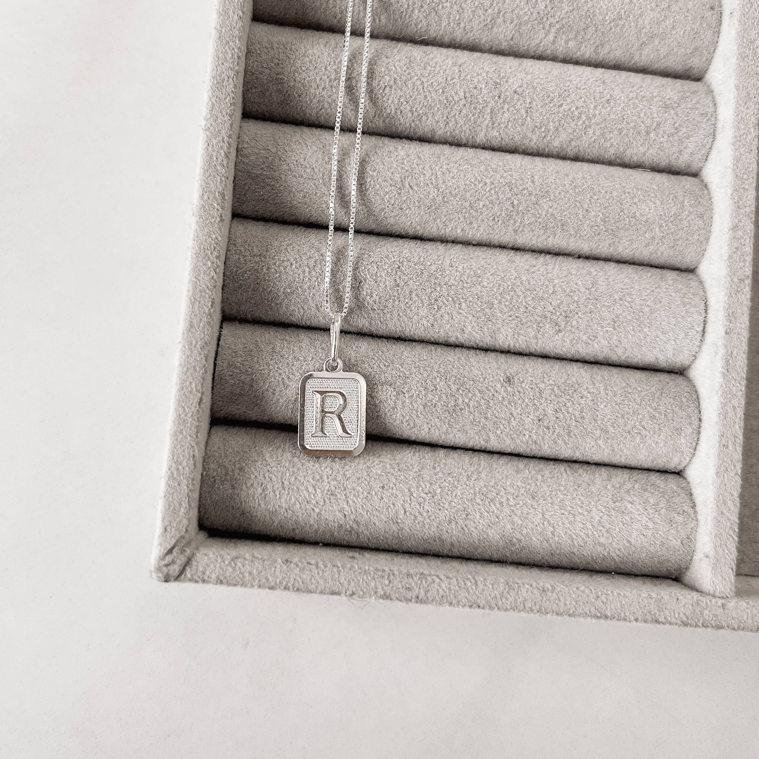 Imagem Colar pingente placa letra R 12mm 45cm