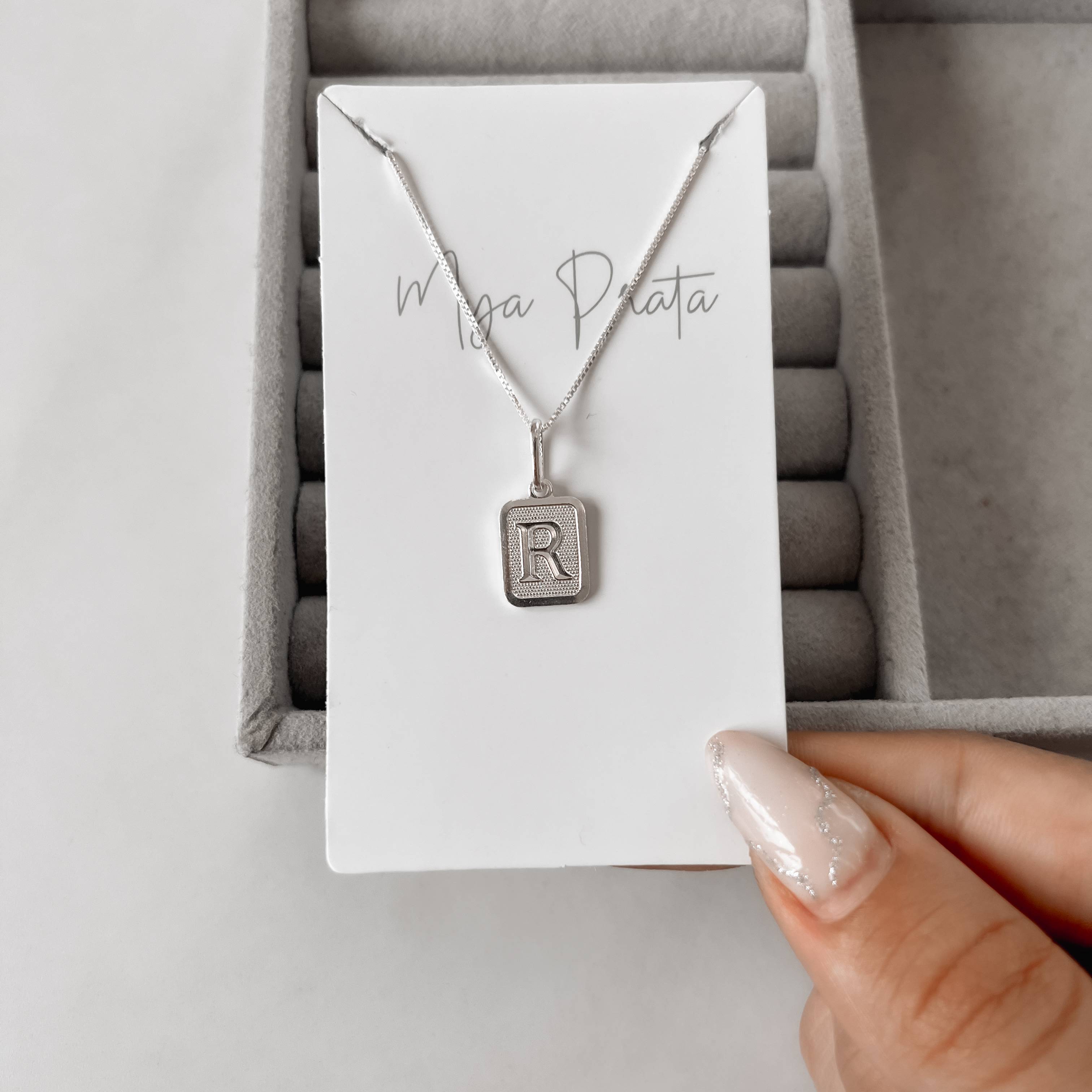 Imagem Secundária Colar pingente placa letra R 12mm 45cm