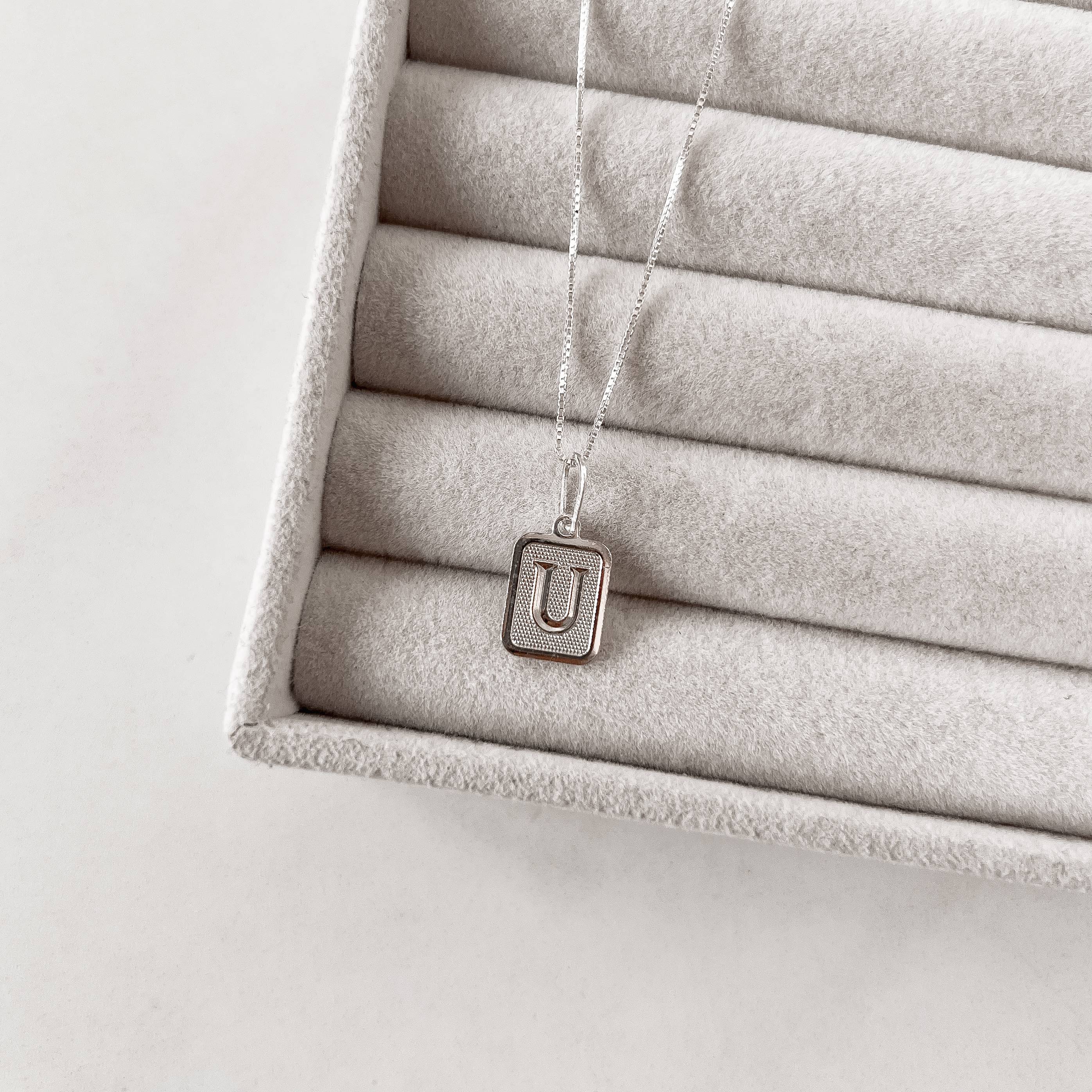 Imagem Colar pingente placa letra U 12mm 45cm