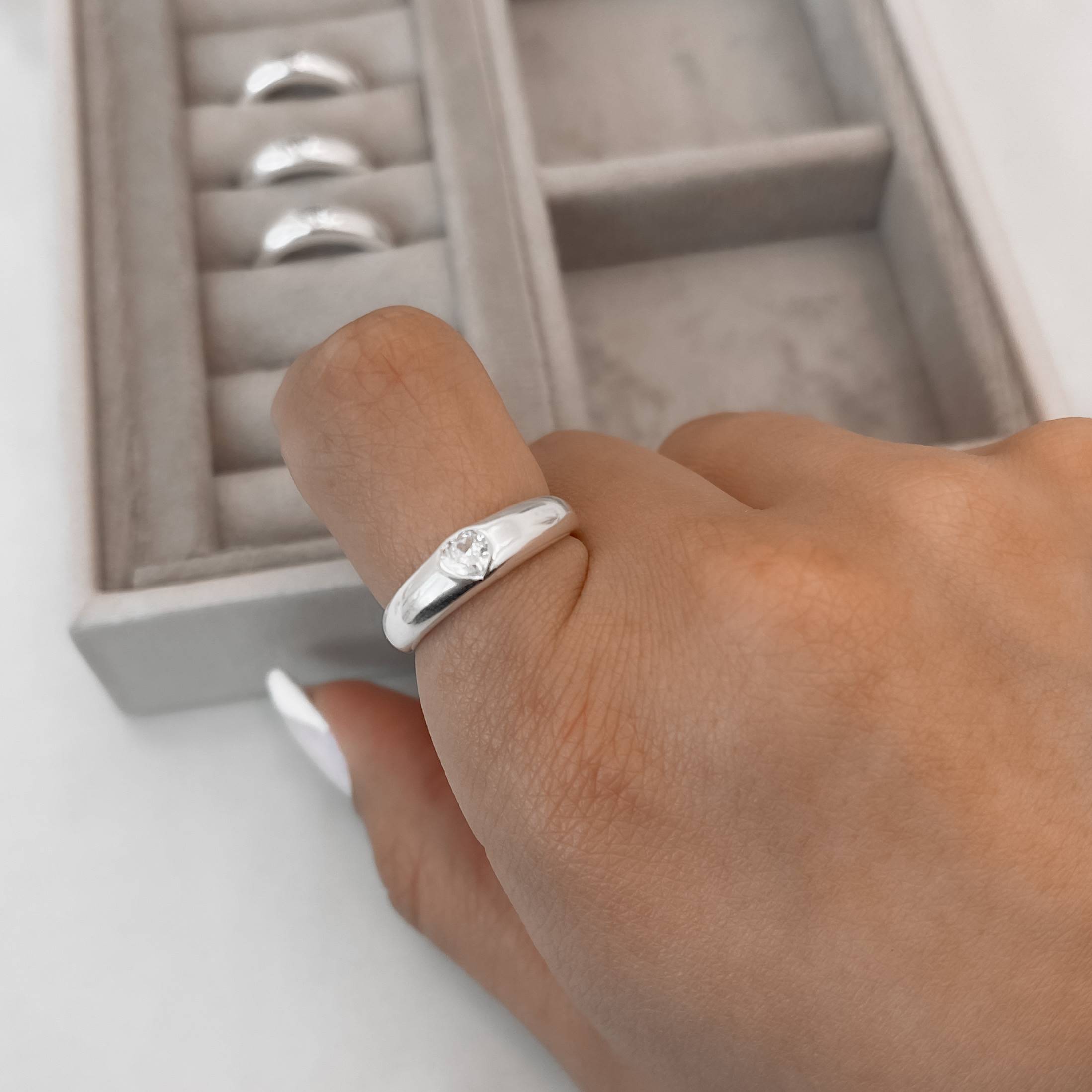 Imagem Anel largo detalhe zircônia coração