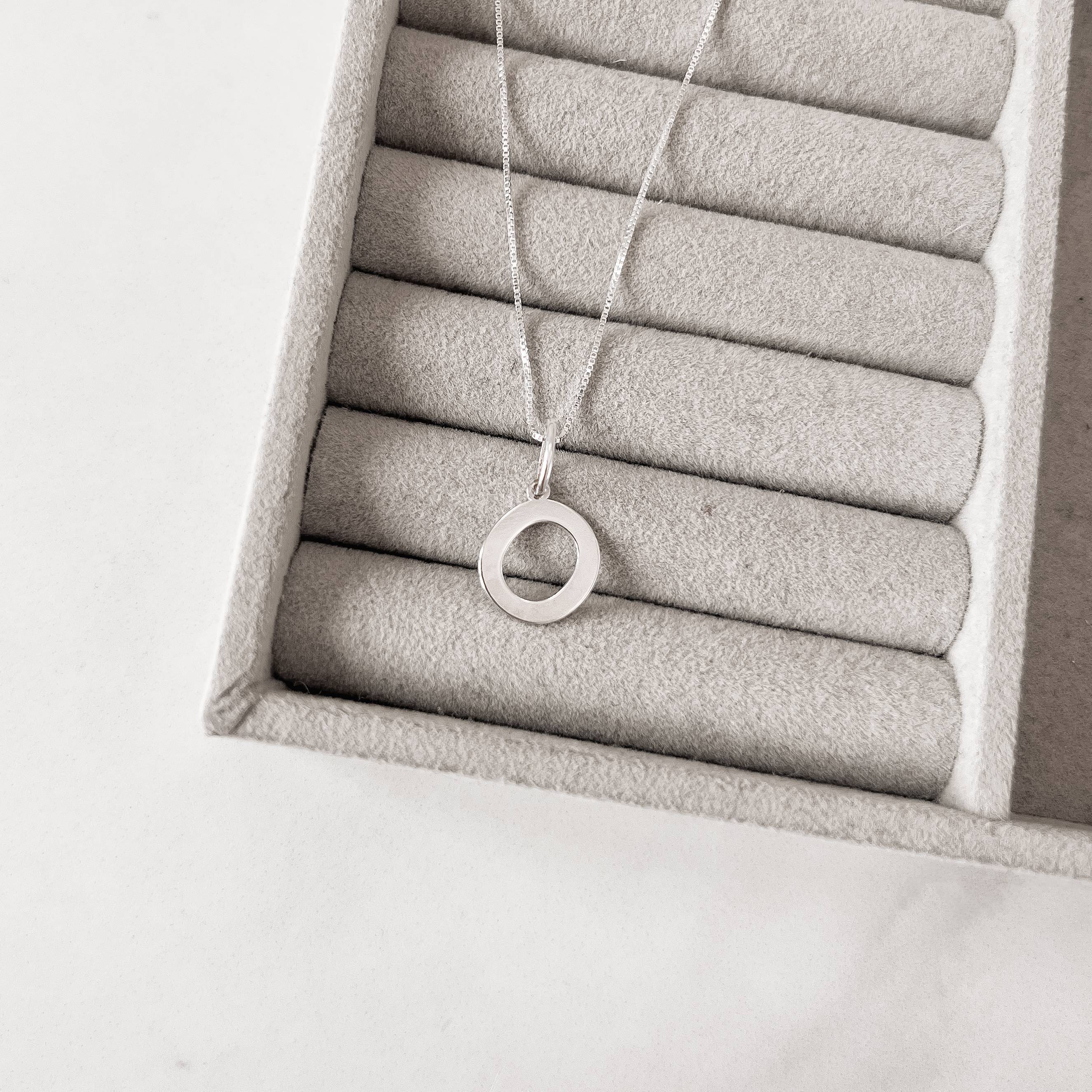 Imagem Colar pingente letra O 45cm