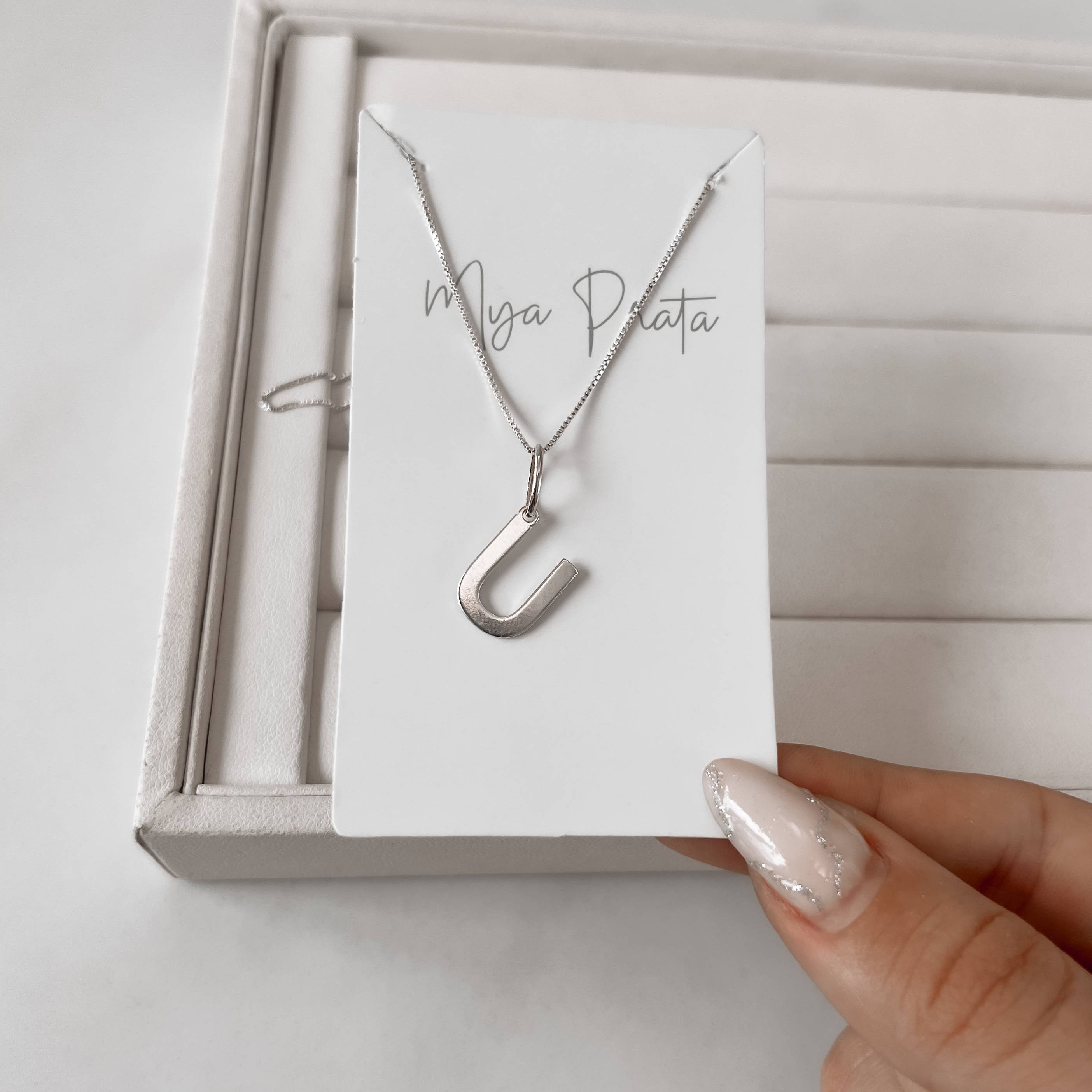 Imagem Secundária Colar pingente letra U 45cm