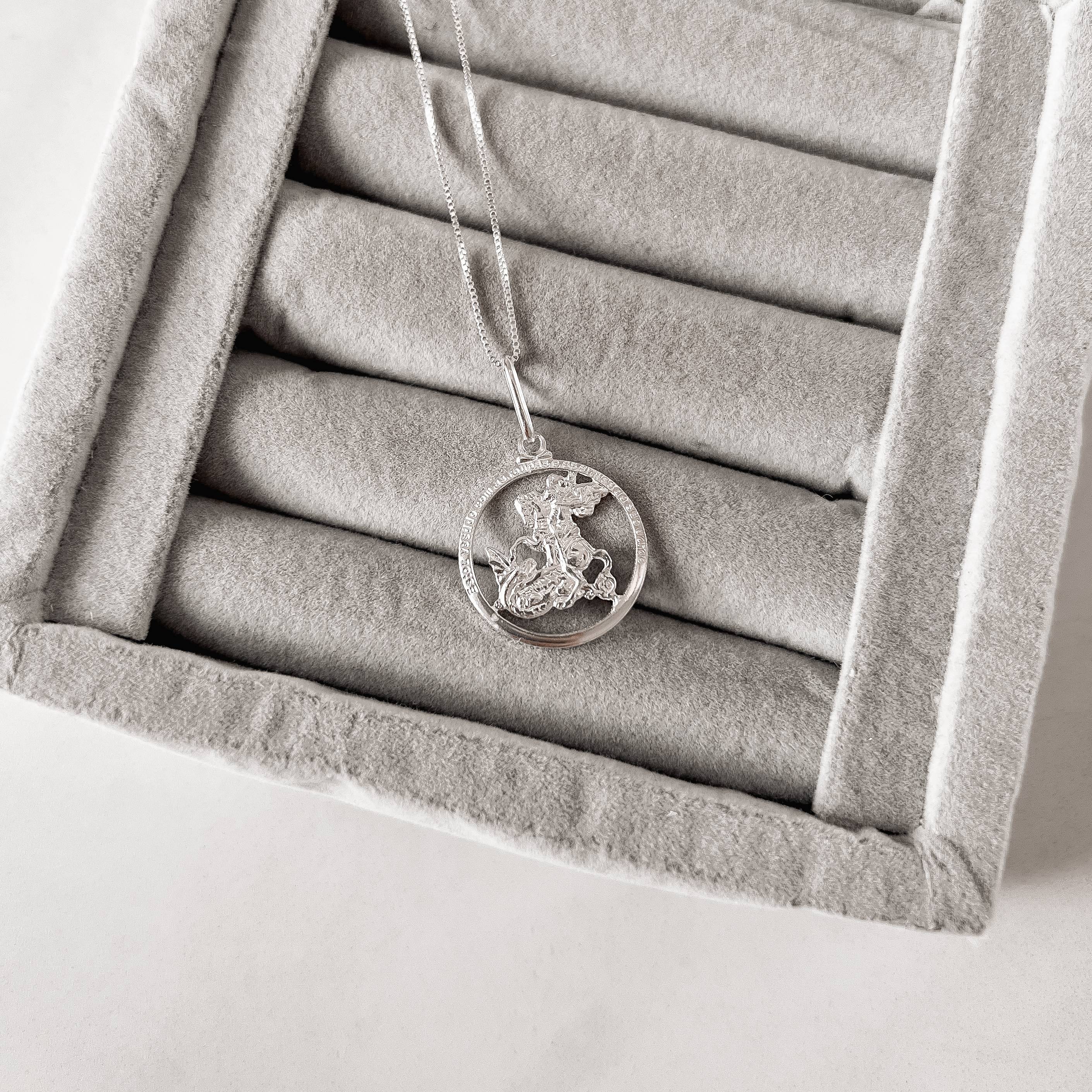 Colar pingente medalha vazada São Jorge 23mm 45cm