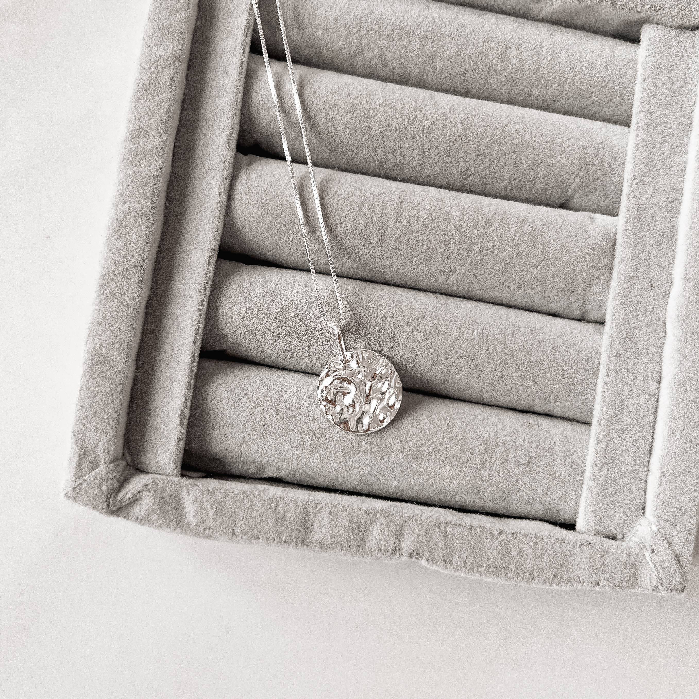 Imagem Colar pingente medalha texturizada 18mm 45cm