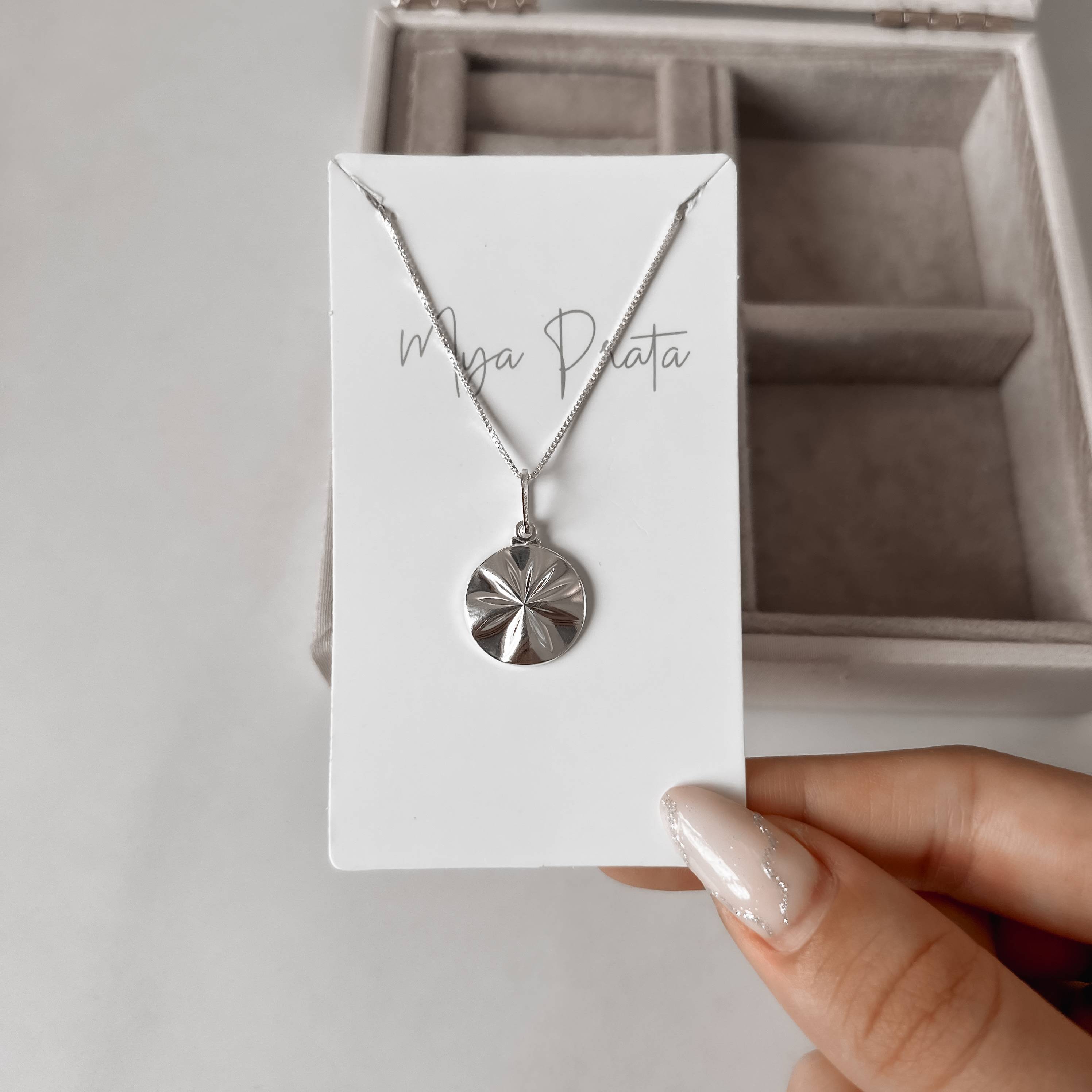 Imagem Colar pingente medalha flor com vinco18mm 45cm